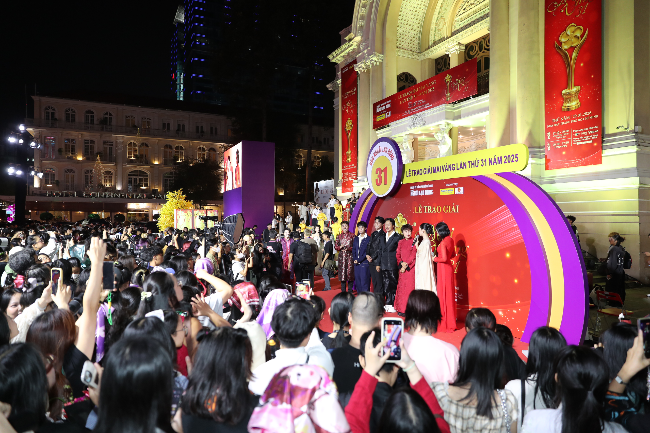 Thảm đỏ Mai V&agrave;ng lần thứ 31: Đo&agrave;n l&agrave;m phim "Mưa đỏ" đến sớm - Ảnh 5.