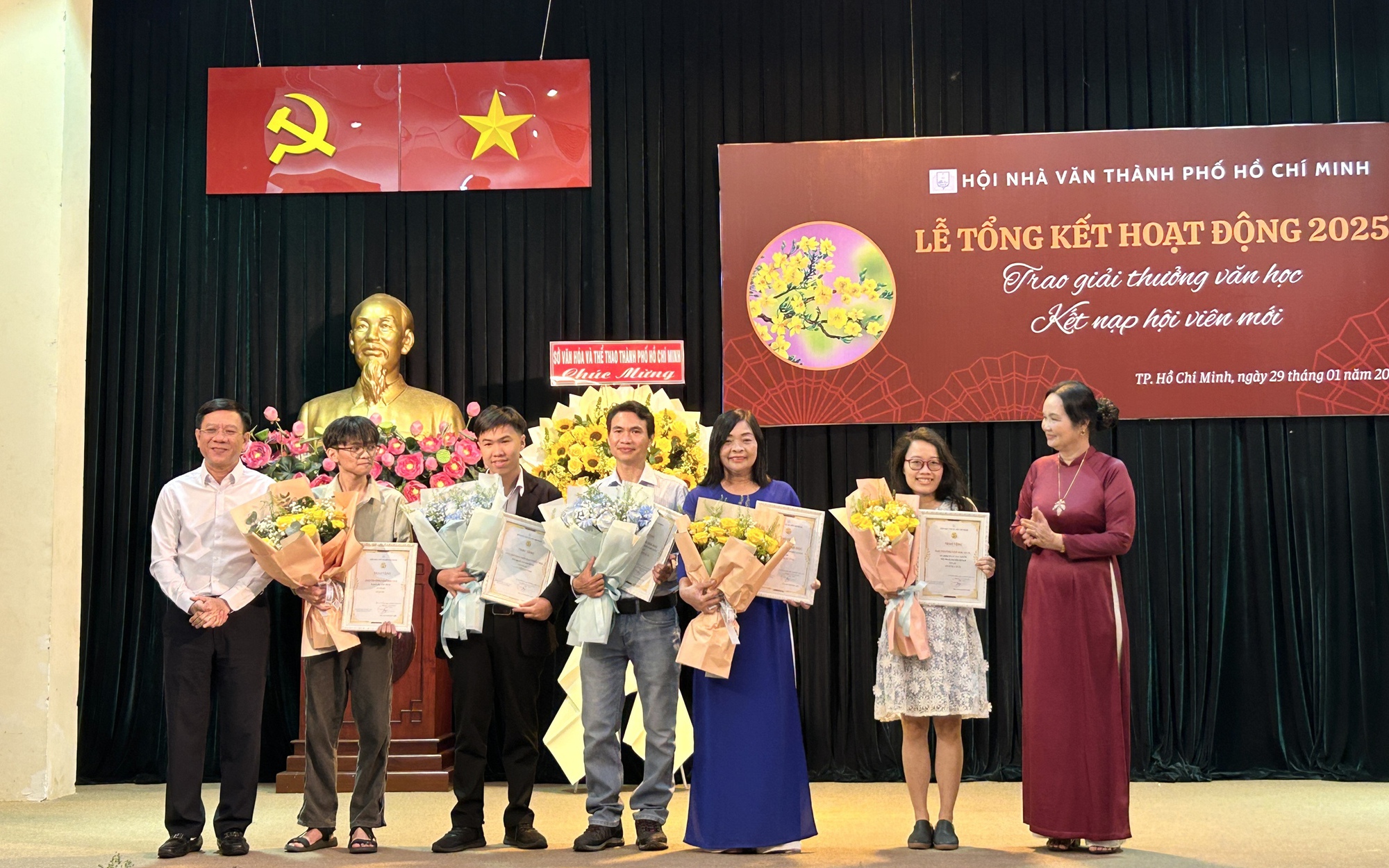 VĂN XU&Ocirc;I TP HỒ CH&Iacute; MINH Tiếng gọi của Đổi mới - Ảnh 2.