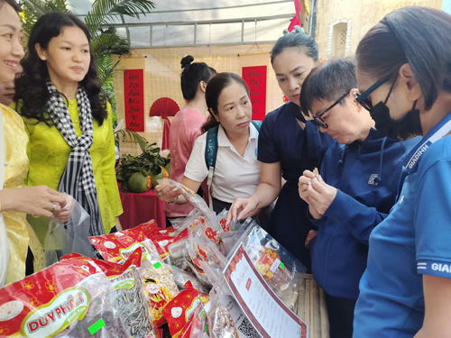 Tất bật chăm lo Tết cho người lao động - Ảnh 2.