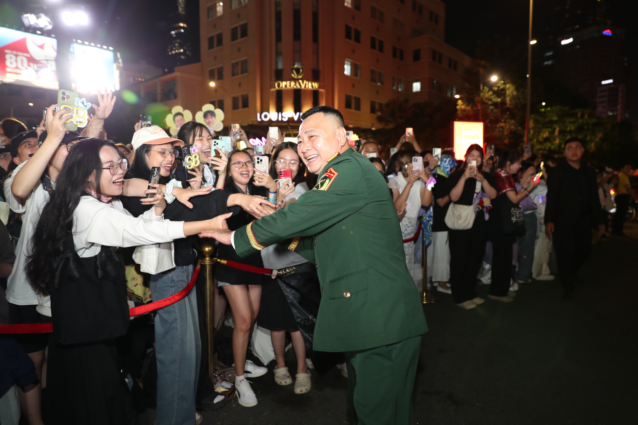 VIDEO: Sao Việt bật mí ý nghĩa trang phục thảm đỏ Mai Vàng lần thứ 31 - Ảnh 9.