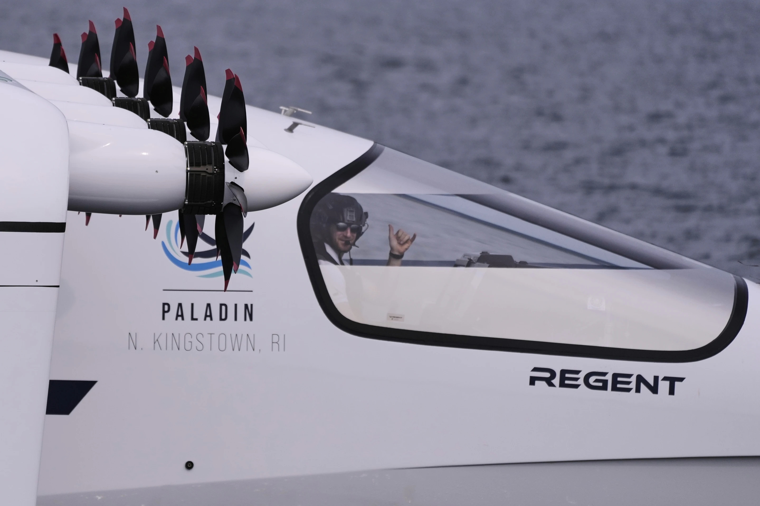 Ph&agrave; chở kh&aacute;ch c&oacute; c&aacute;nh - Ảnh 1.