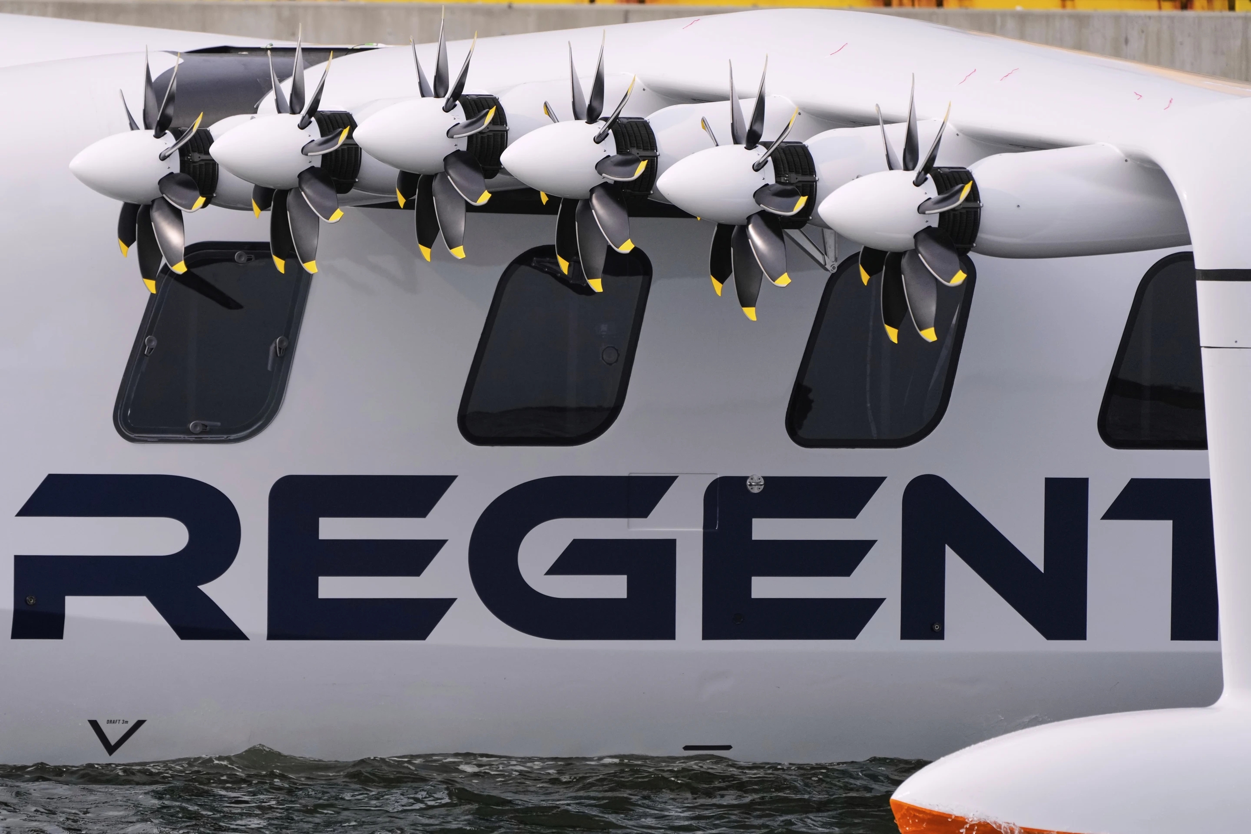 Ph&agrave; chở kh&aacute;ch c&oacute; c&aacute;nh - Ảnh 3.