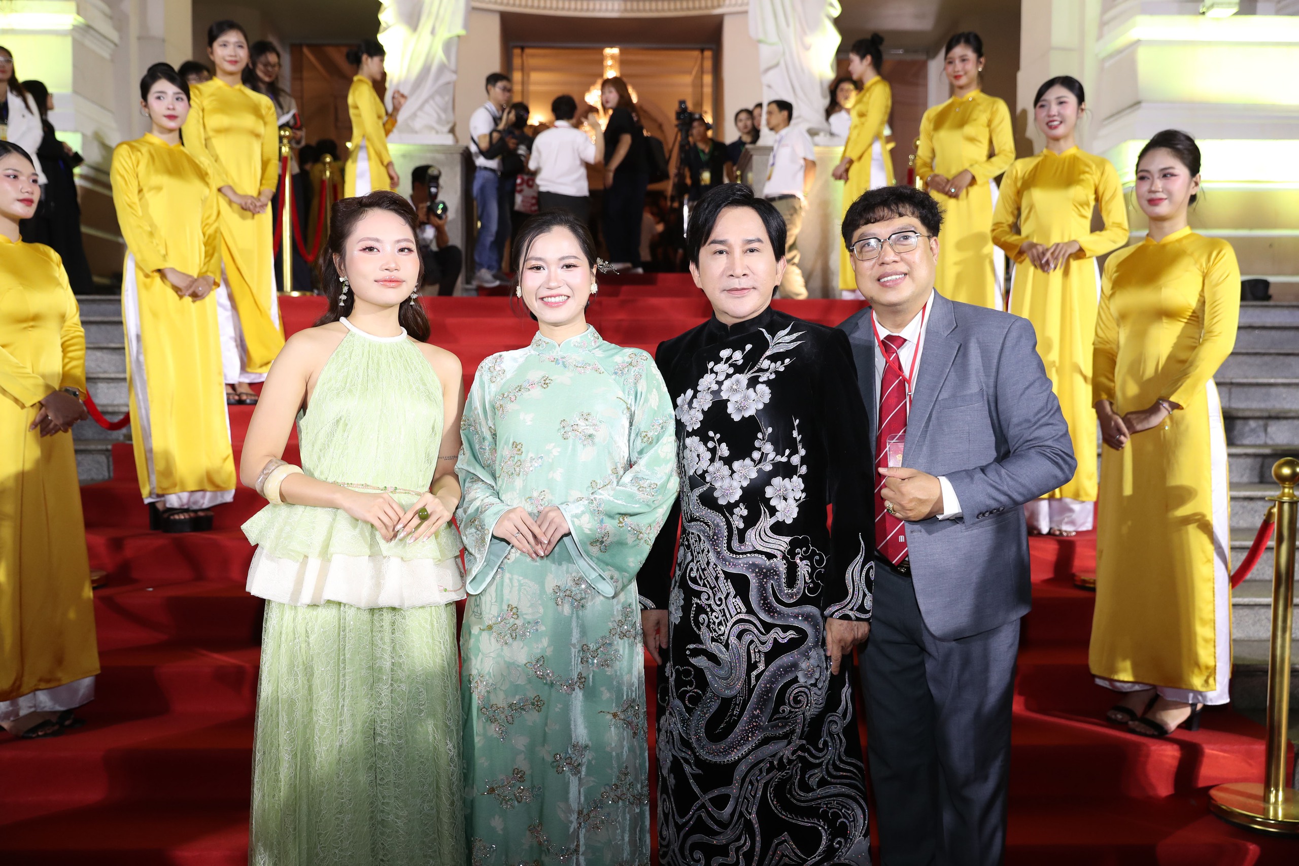 VIDEO: Sao Việt bật mí ý nghĩa trang phục thảm đỏ Mai Vàng lần thứ 31 - Ảnh 4.