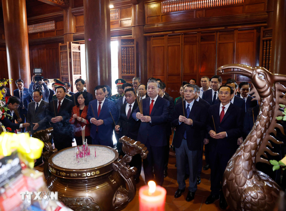 Tổng Bí thư Tô Lâm dâng hương tưởng niệm Chủ tịch Hồ Chí Minh tại Nghệ An - Ảnh 1.