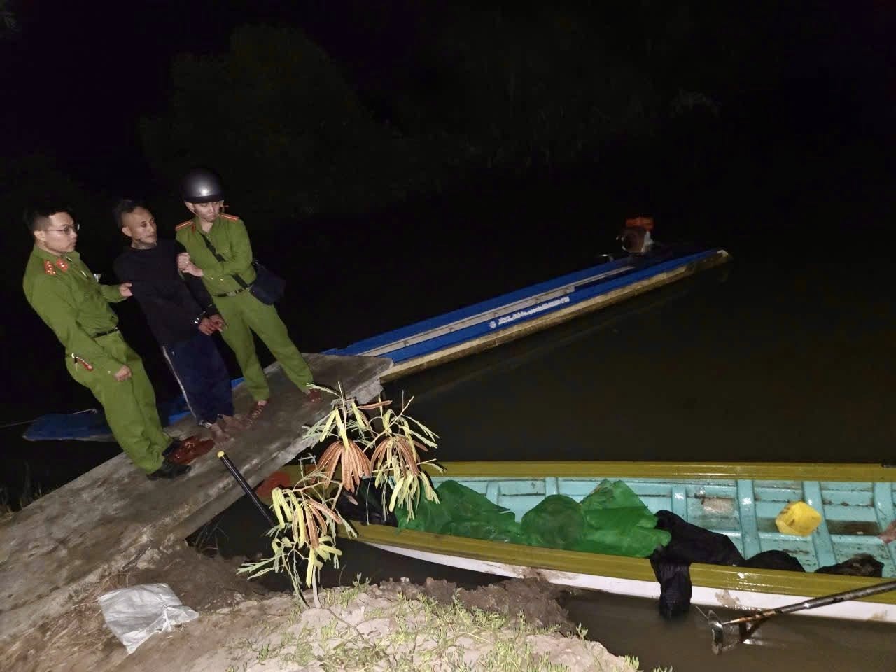 Bắt đối tượng trộm 4 con chồn và 1 con gà tại Tân Hưng , Tây Ninh - Ảnh 1. Bắt đối tượng trộm 4 con chồn và 1 con gà tại Tân Hưng , Tây Ninh - Ảnh 1.