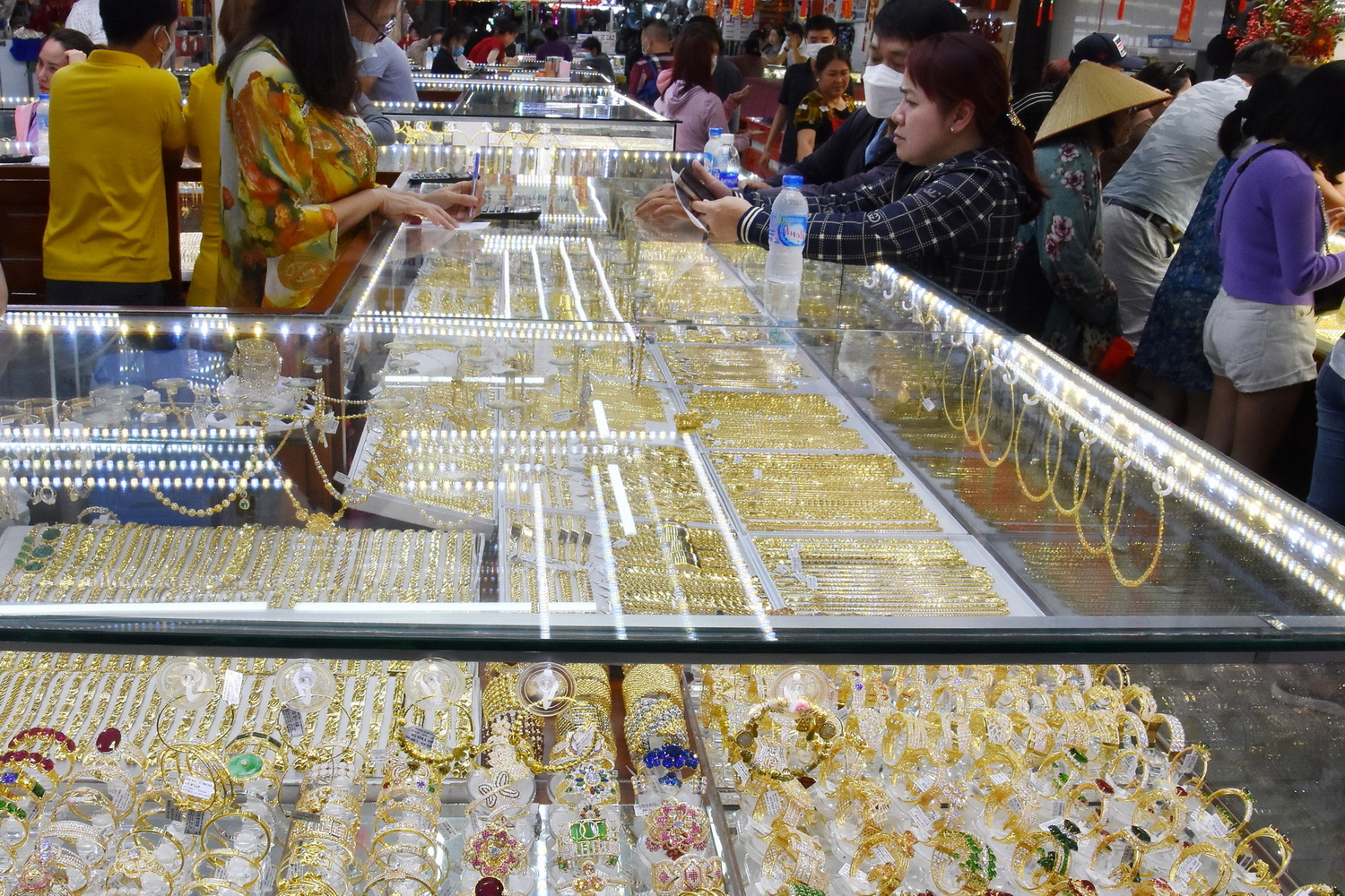 Giá vàng hôm nay 30-1: Giá vàng thế giới biến động gần 500 USD - Ảnh 1.