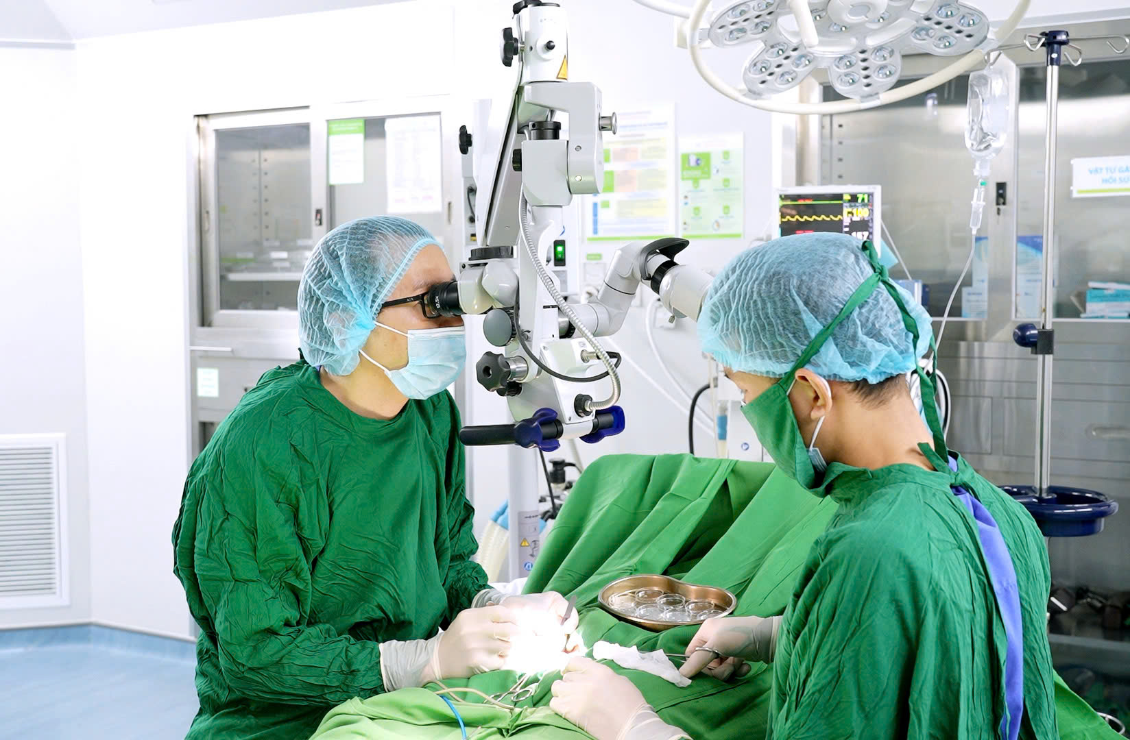 Chạy đua với "giờ vàng" cứu người: Nhập viện muộn, lỡ cơ hội làm cha - Ảnh 1.