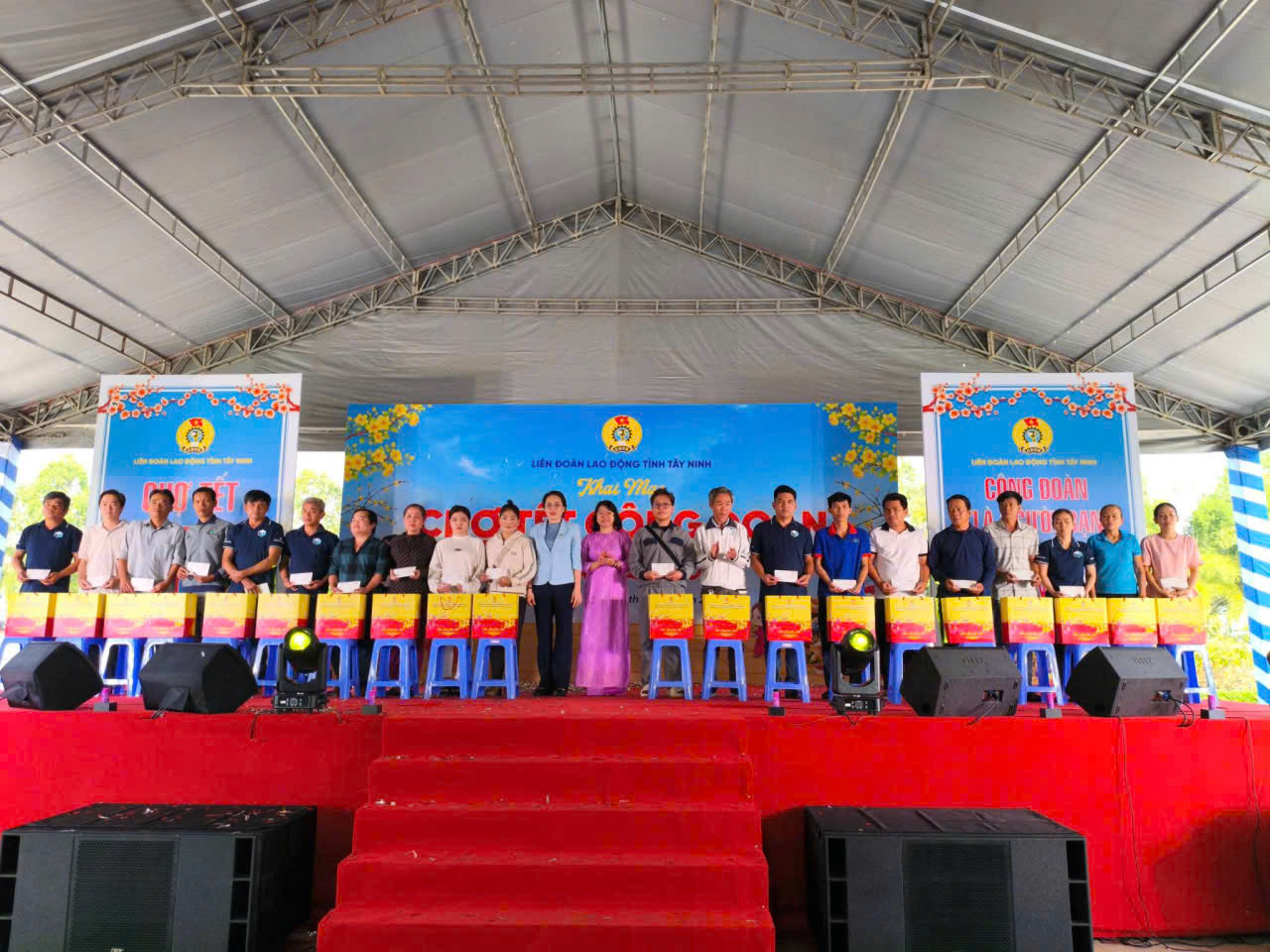 Hàng ngàn công nhân ở Tây ninh xúc động khi nhận quà và vé xe về quê đón Tết - Ảnh 6.