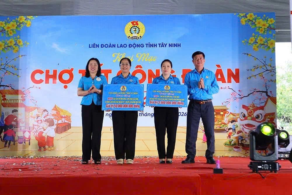 Hàng ngàn công nhân ở Tây ninh xúc động khi nhận quà và vé xe về quê đón Tết - Ảnh 7.