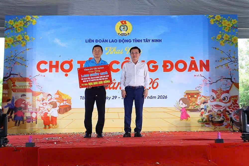 Hàng ngàn công nhân ở Tây ninh xúc động khi nhận quà và vé xe về quê đón Tết - Ảnh 8.