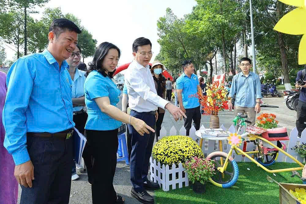 Hàng ngàn công nhân ở Tây ninh xúc động khi nhận quà và vé xe về quê đón Tết - Ảnh 1.