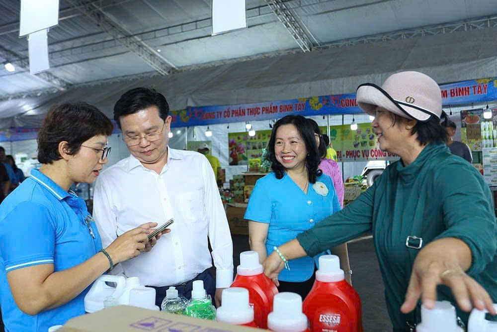 Hàng ngàn công nhân ở Tây ninh xúc động khi nhận quà và vé xe về quê đón Tết - Ảnh 2.