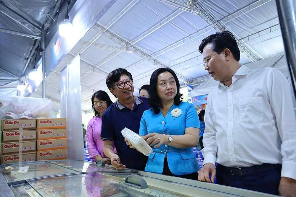 Hàng ngàn công nhân ở Tây ninh xúc động khi nhận quà và vé xe về quê đón Tết - Ảnh 4.