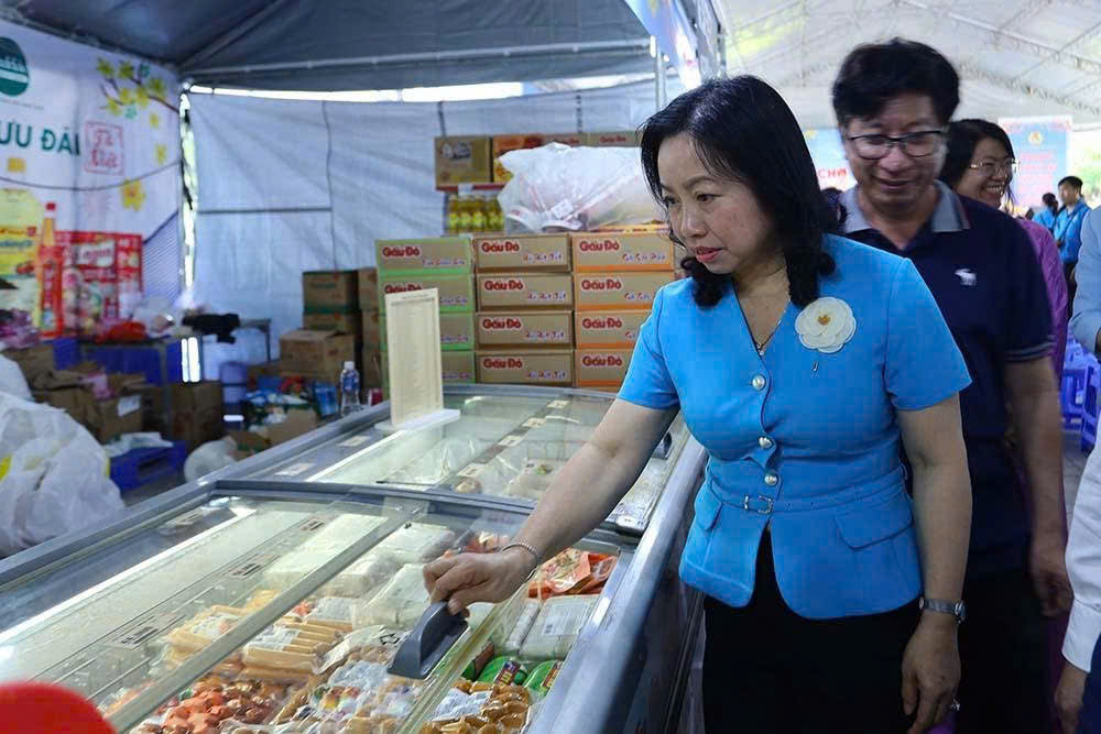 Hàng ngàn công nhân ở Tây ninh xúc động khi nhận quà và vé xe về quê đón Tết - Ảnh 3.