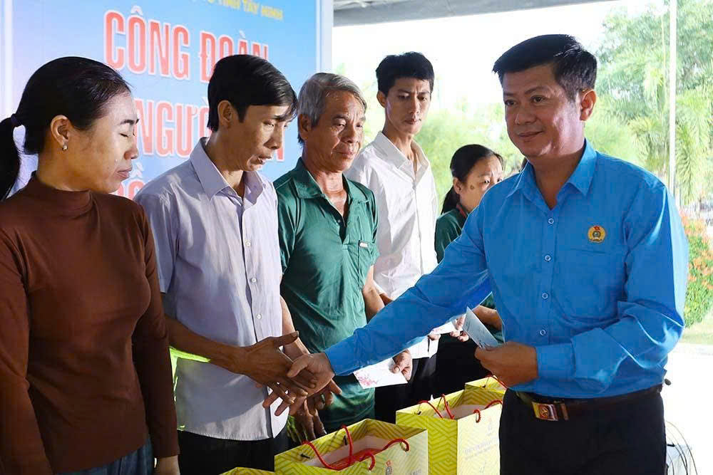 Hàng ngàn công nhân ở Tây ninh xúc động khi nhận quà và vé xe về quê đón Tết - Ảnh 10.