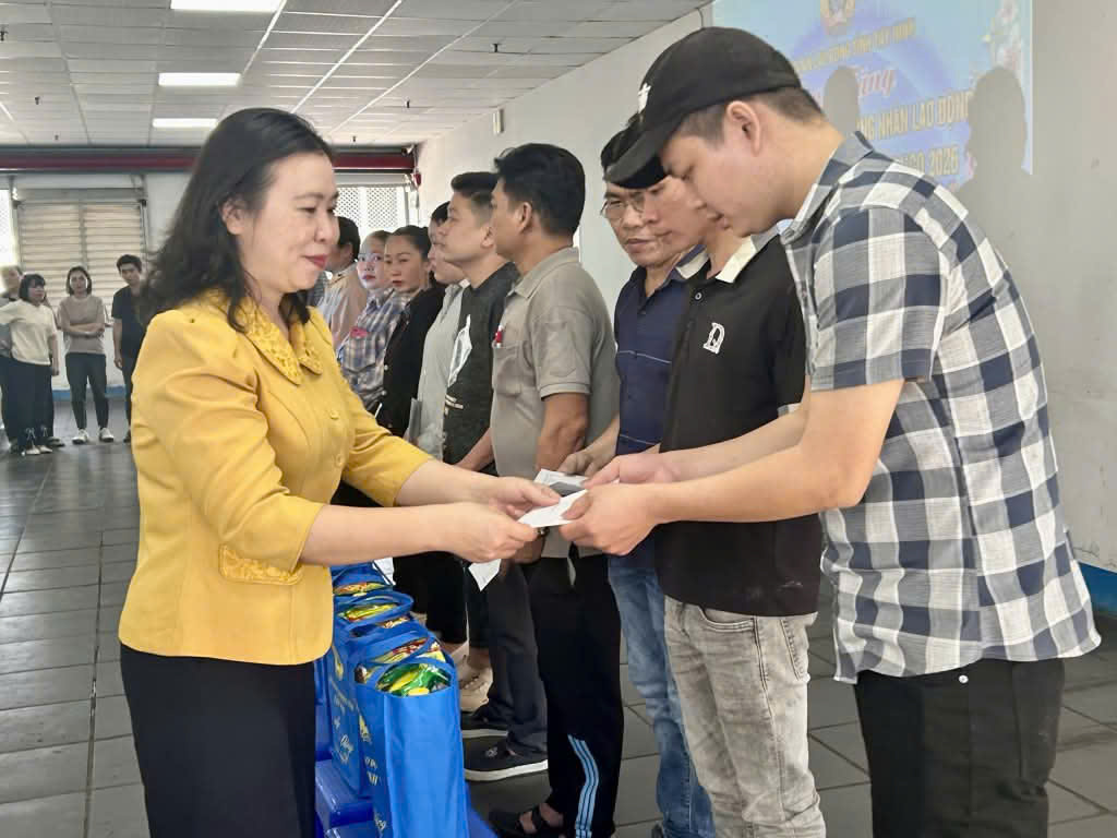 Hàng ngàn công nhân ở Tây ninh xúc động khi nhận quà và vé xe về quê đón Tết - Ảnh 11.