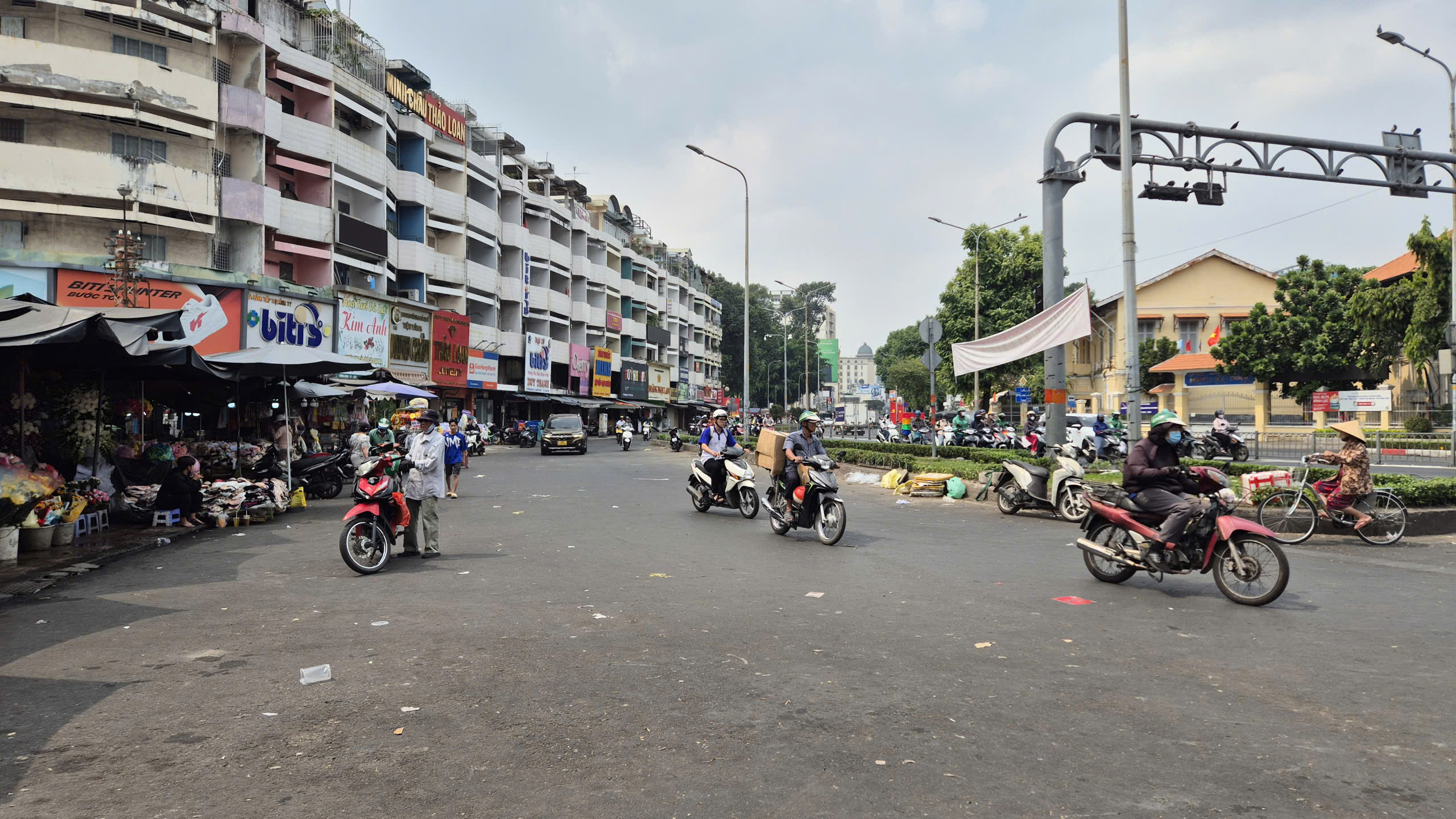TP HCM: Vỉa hè trước chợ Bà Chiểu thông thoáng, nhiều nơi khác vẫn “đứng im”  - Ảnh 2.