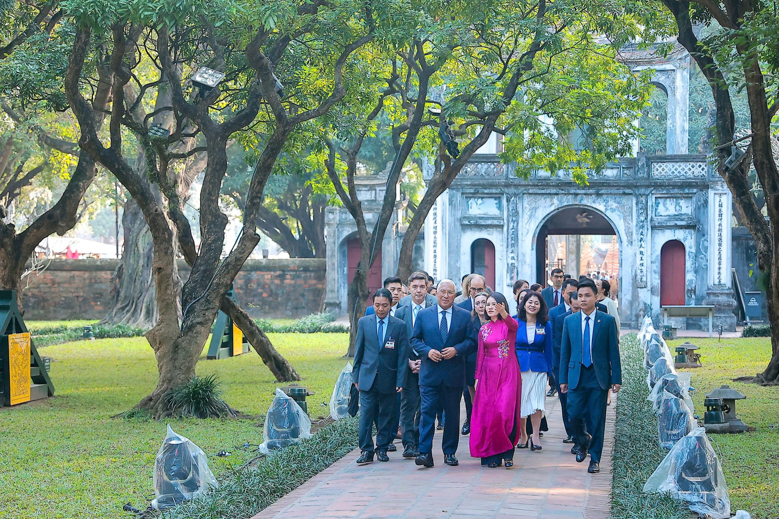 Chủ tịch Hội đồng ch&acirc;u &Acirc;u Antonio Costa thăm Văn Miếu - Quốc Tử Gi&aacute;m v&agrave; tuyến metro số 3 - Ảnh 1.