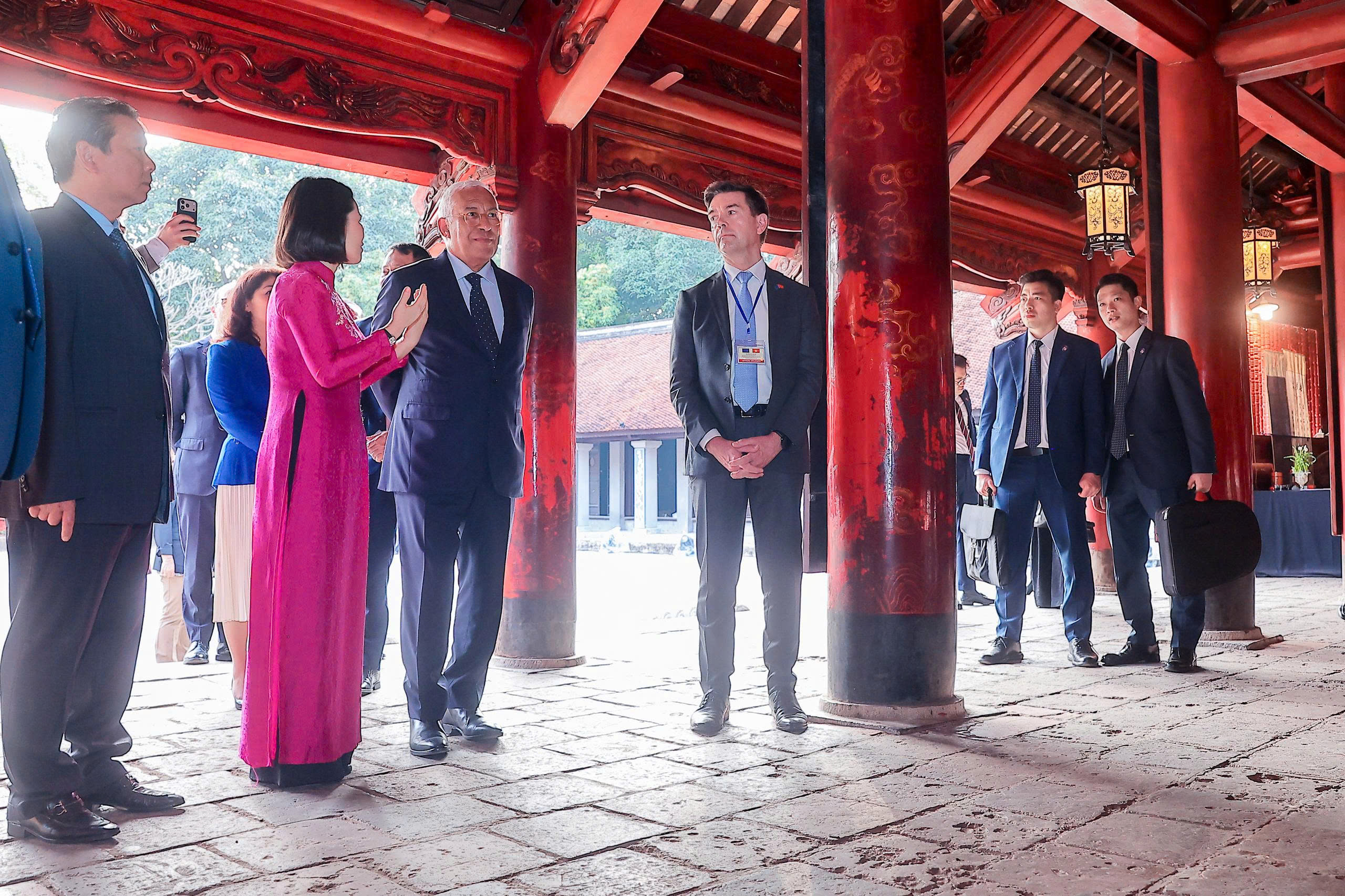 Chủ tịch Hội đồng ch&acirc;u &Acirc;u Antonio Costa thăm Văn Miếu - Quốc Tử Gi&aacute;m v&agrave; tuyến metro số 3 - Ảnh 4.