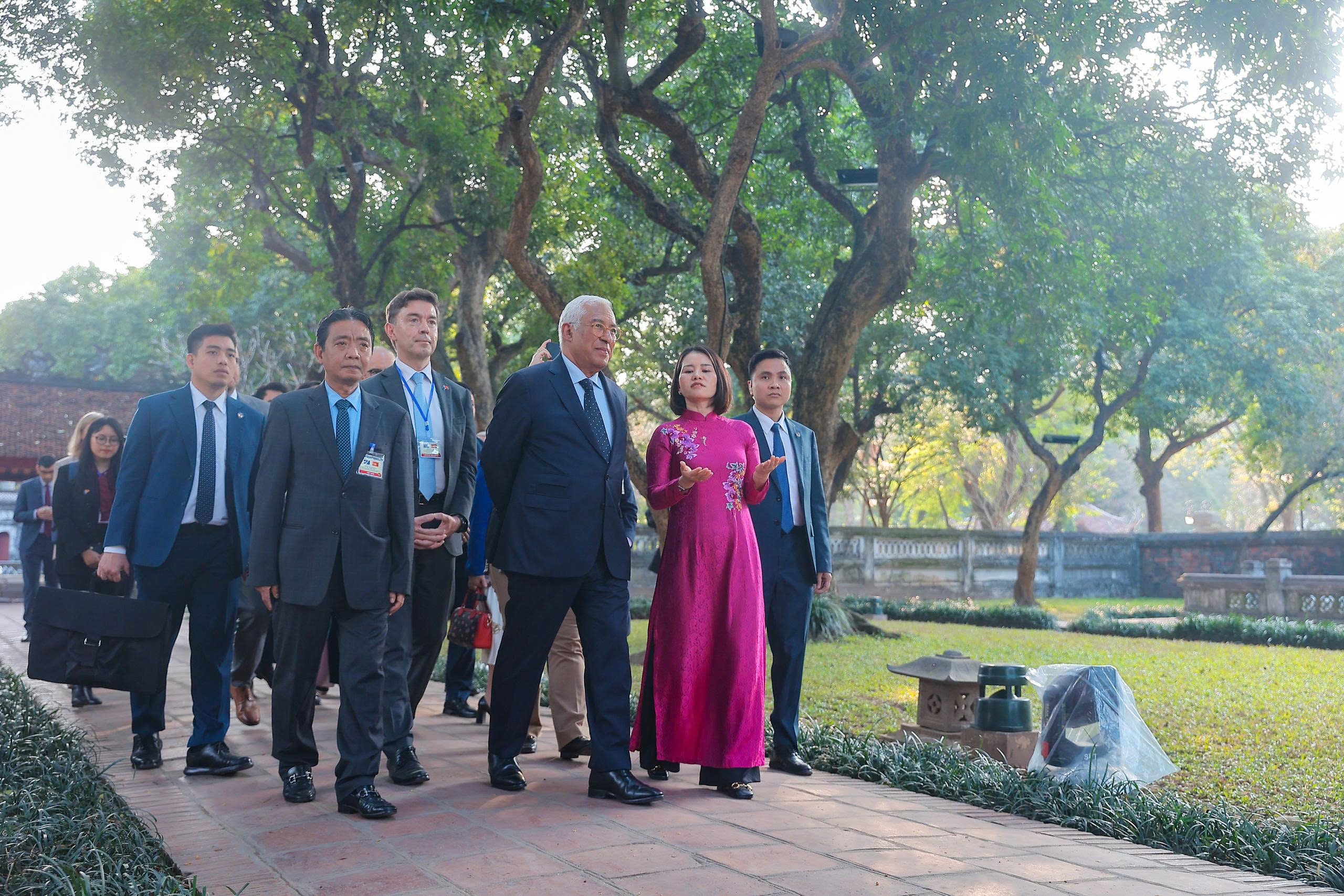 Chủ tịch Hội đồng ch&acirc;u &Acirc;u Antonio Costa thăm Văn Miếu - Quốc Tử Gi&aacute;m v&agrave; tuyến metro số 3 - Ảnh 5.