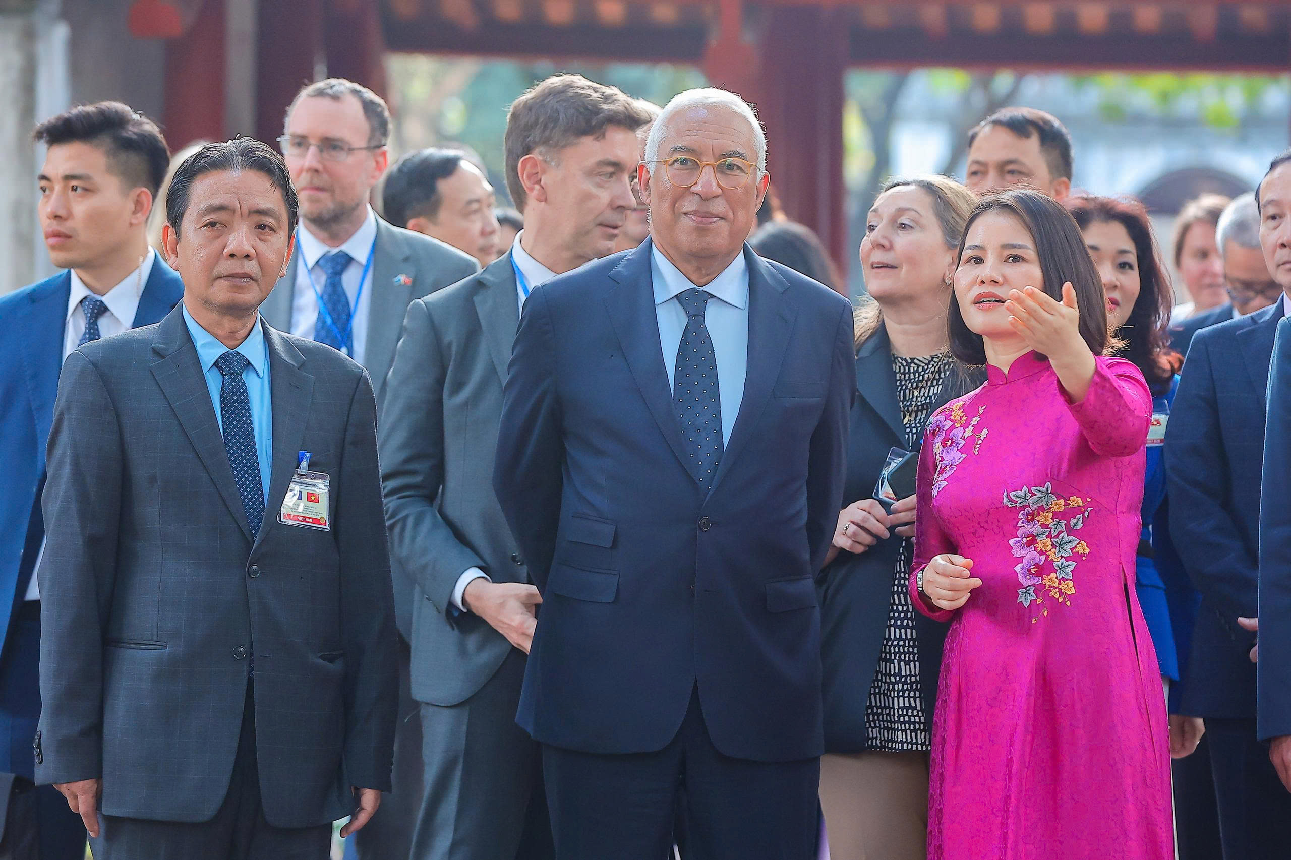 Chủ tịch Hội đồng ch&acirc;u &Acirc;u Antonio Costa thăm Văn Miếu - Quốc Tử Gi&aacute;m v&agrave; tuyến metro số 3 - Ảnh 2.