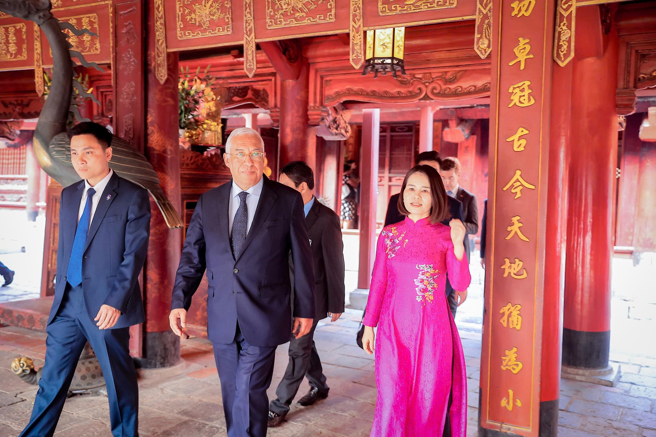 Chủ tịch Hội đồng ch&acirc;u &Acirc;u Antonio Costa thăm Văn Miếu - Quốc Tử Gi&aacute;m v&agrave; tuyến metro số 3 - Ảnh 6.