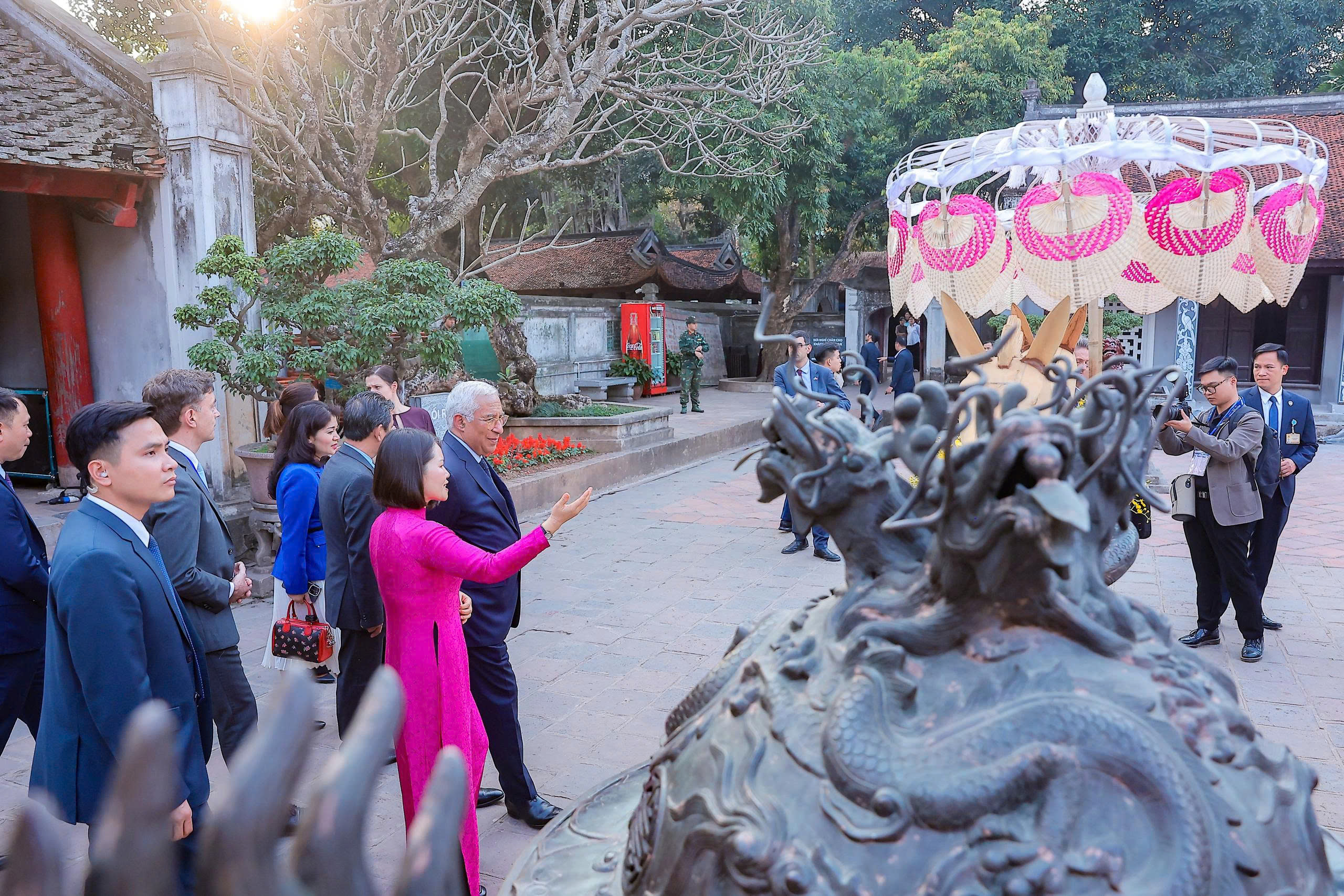Chủ tịch Hội đồng ch&acirc;u &Acirc;u Antonio Costa thăm Văn Miếu - Quốc Tử Gi&aacute;m v&agrave; tuyến metro số 3 - Ảnh 7.
