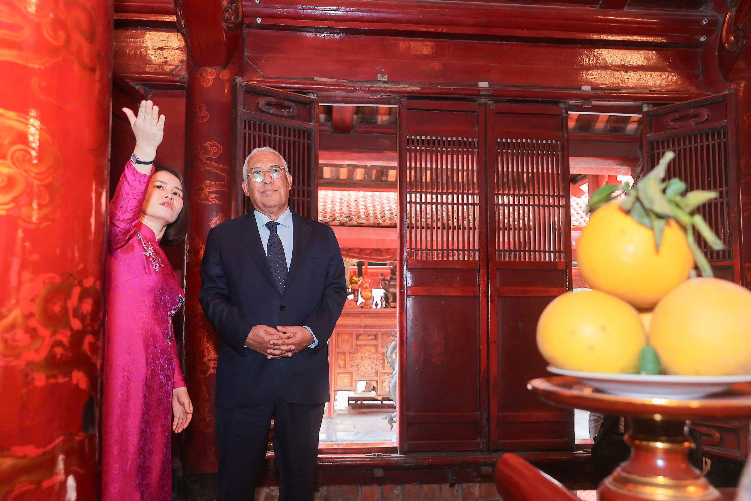 Chủ tịch Hội đồng ch&acirc;u &Acirc;u Antonio Costa thăm Văn Miếu - Quốc Tử Gi&aacute;m v&agrave; tuyến metro số 3 - Ảnh 9.