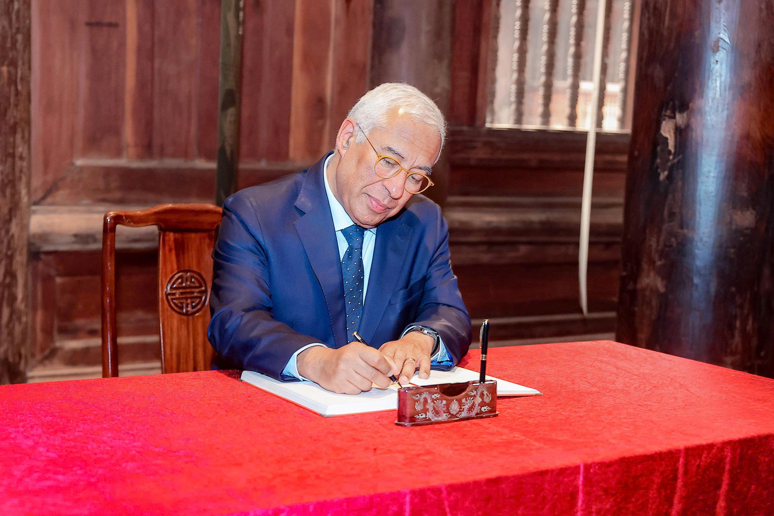 Chủ tịch Hội đồng ch&acirc;u &Acirc;u Antonio Costa thăm Văn Miếu - Quốc Tử Gi&aacute;m v&agrave; tuyến metro số 3 - Ảnh 10.