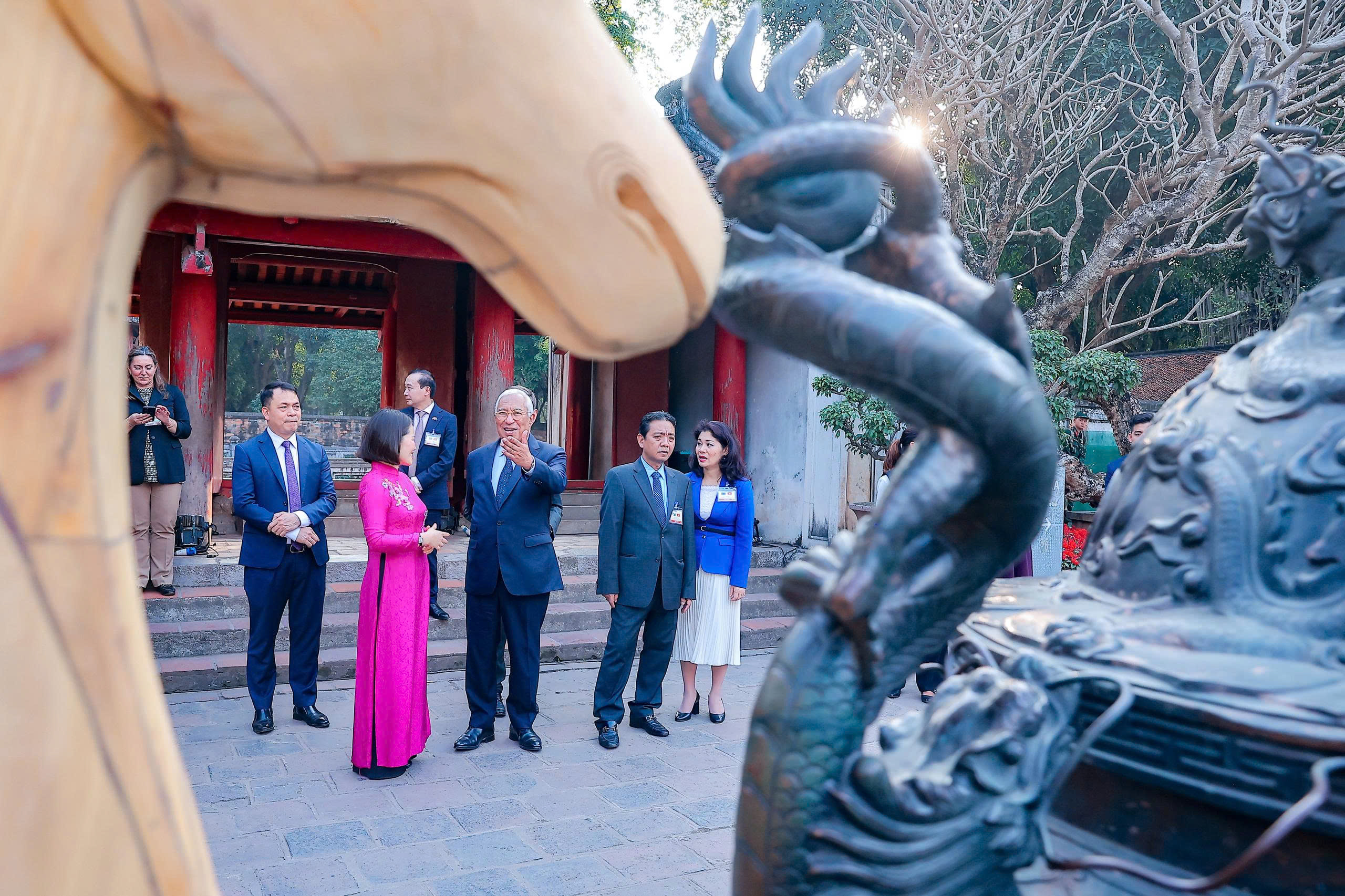 Chủ tịch Hội đồng ch&acirc;u &Acirc;u Antonio Costa thăm Văn Miếu - Quốc Tử Gi&aacute;m v&agrave; tuyến metro số 3 - Ảnh 11.