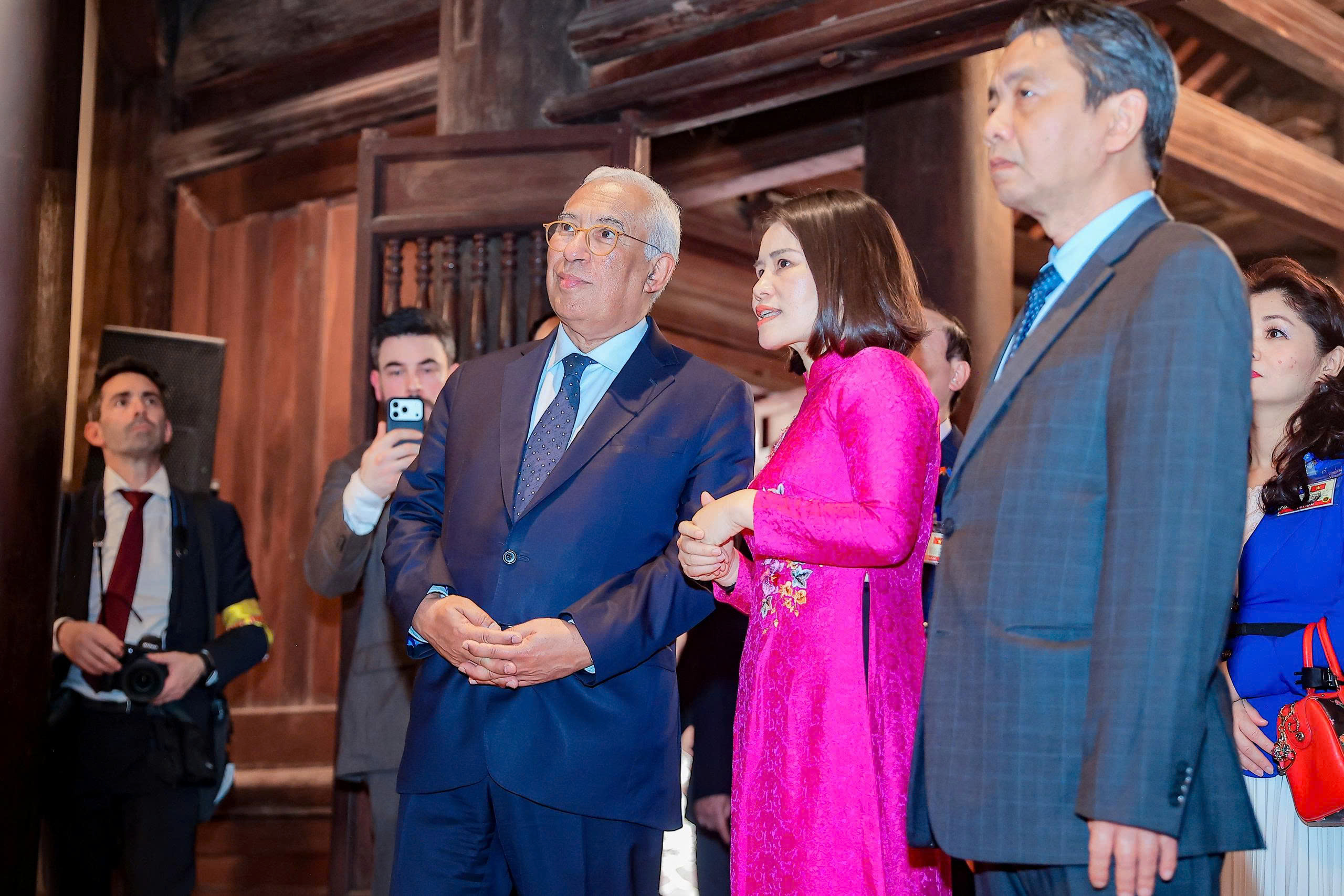 Chủ tịch Hội đồng ch&acirc;u &Acirc;u Antonio Costa thăm Văn Miếu - Quốc Tử Gi&aacute;m v&agrave; tuyến metro số 3 - Ảnh 12.