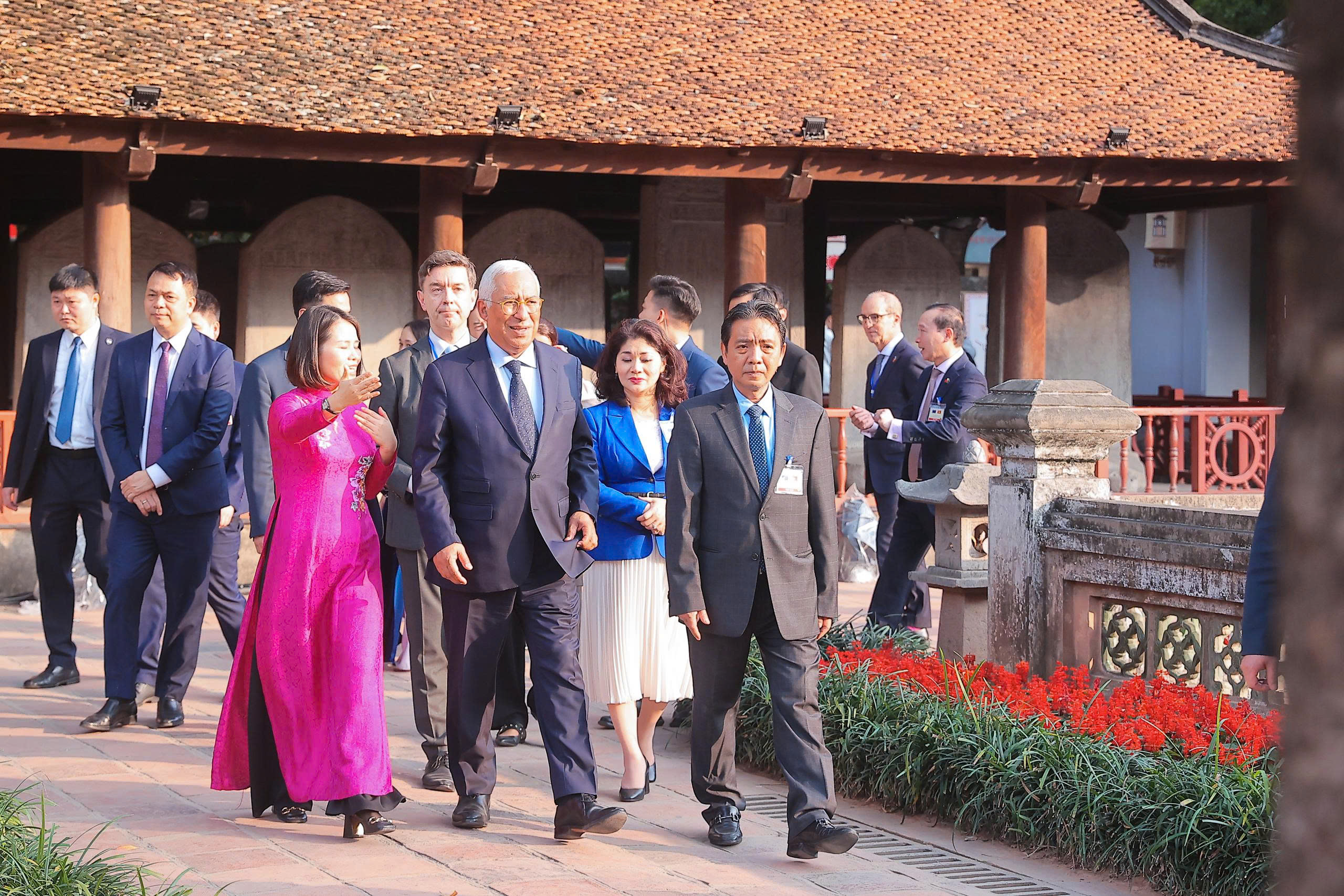 Chủ tịch Hội đồng ch&acirc;u &Acirc;u Antonio Costa thăm Văn Miếu - Quốc Tử Gi&aacute;m v&agrave; tuyến metro số 3 - Ảnh 13.