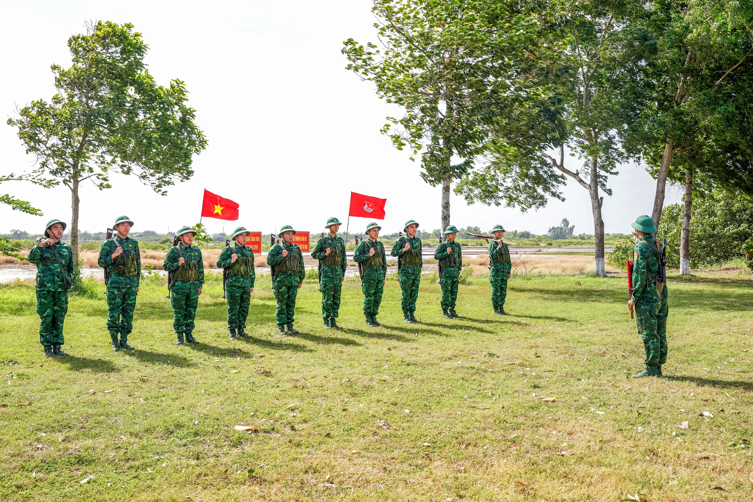B&igrave;nh y&ecirc;n cửa biển H&agrave;m Lu&ocirc;ng - Ảnh 1.