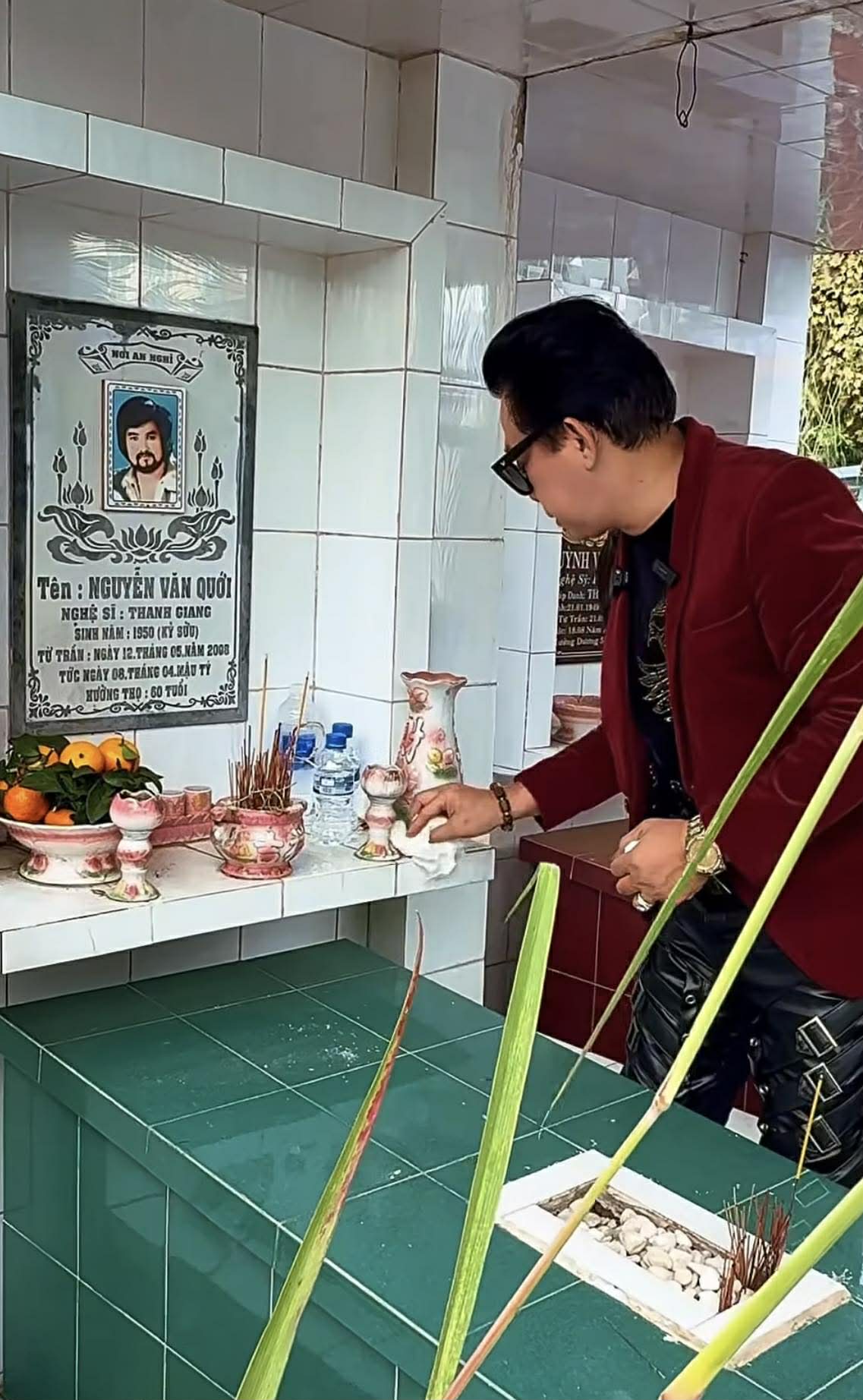 Nghệ sĩ Ngân Tuấn viếng mộ Bầu Quới. nhớ mãi ân tình khó phai - Ảnh 1.