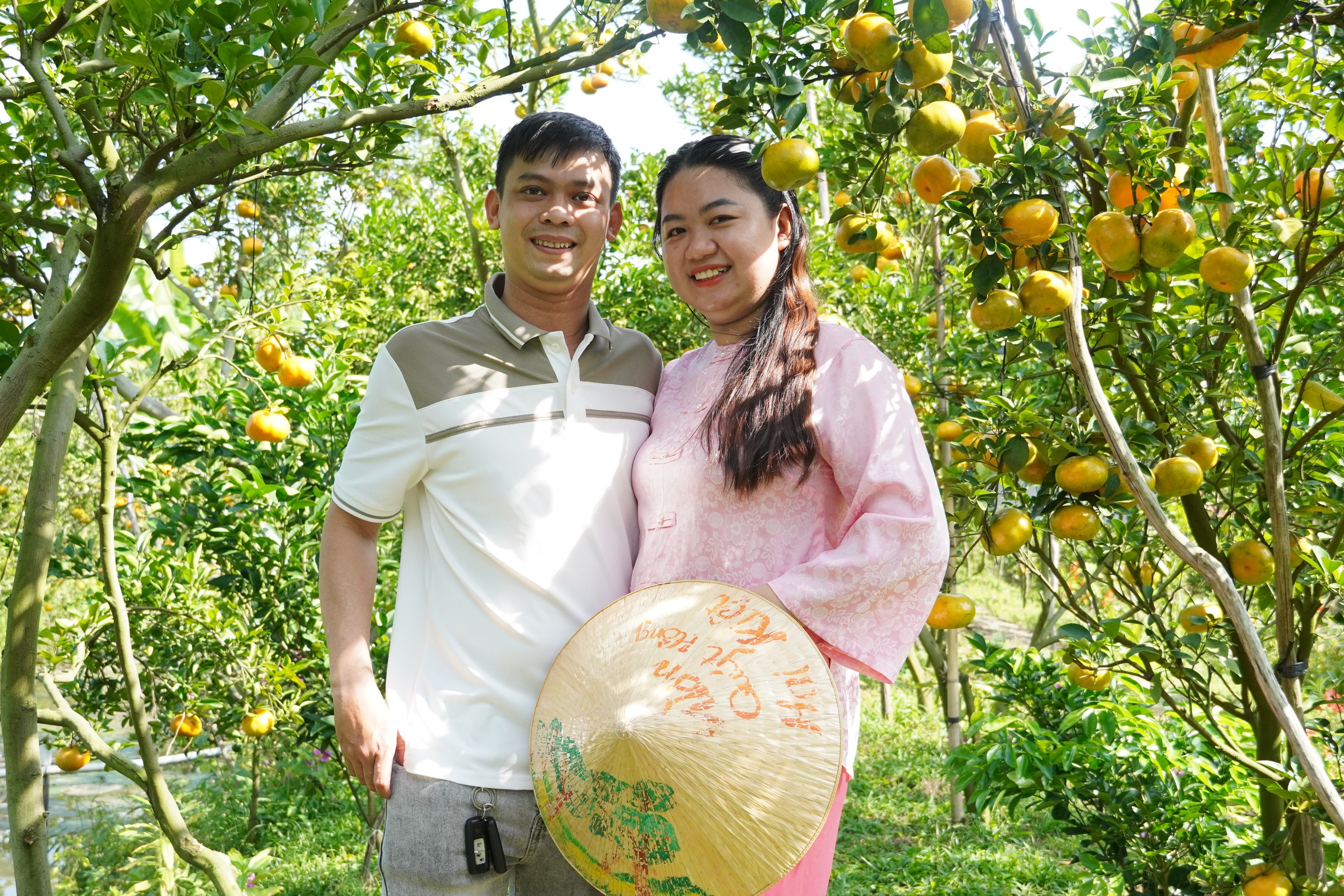VIDEO: Du kh&aacute;ch &ldquo;ngất ng&acirc;y&rdquo; với những vườn qu&yacute;t v&agrave;ng rực ở Đồng Th&aacute;p - Ảnh 5.