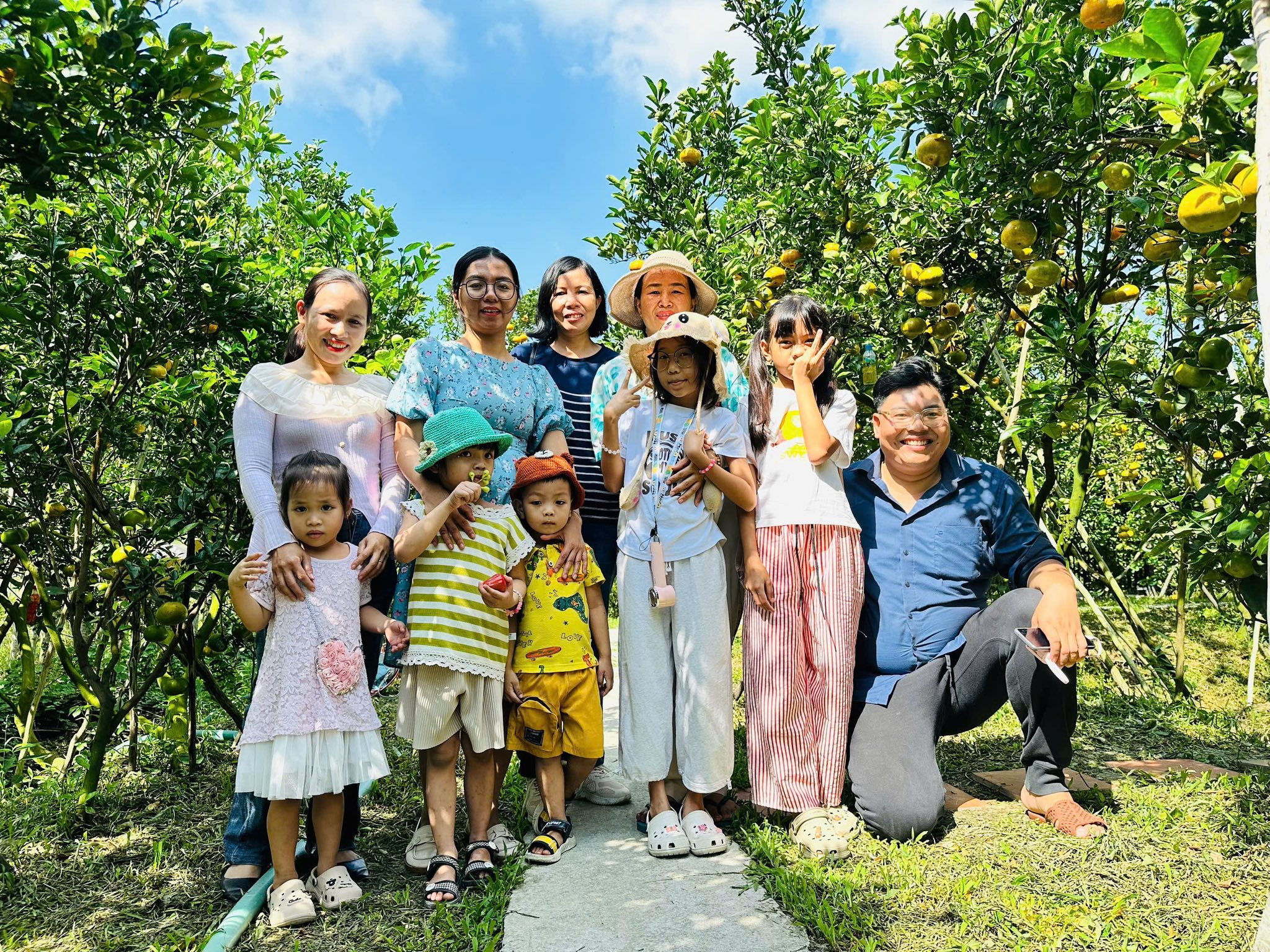 VIDEO: Du kh&aacute;ch &ldquo;ngất ng&acirc;y&rdquo; với những vườn qu&yacute;t v&agrave;ng rực ở Đồng Th&aacute;p - Ảnh 12.