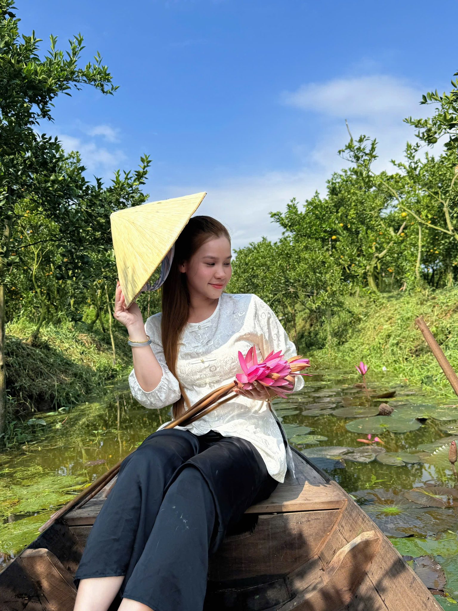 VIDEO: Du kh&aacute;ch &ldquo;ngất ng&acirc;y&rdquo; với những vườn qu&yacute;t v&agrave;ng rực ở Đồng Th&aacute;p - Ảnh 14.