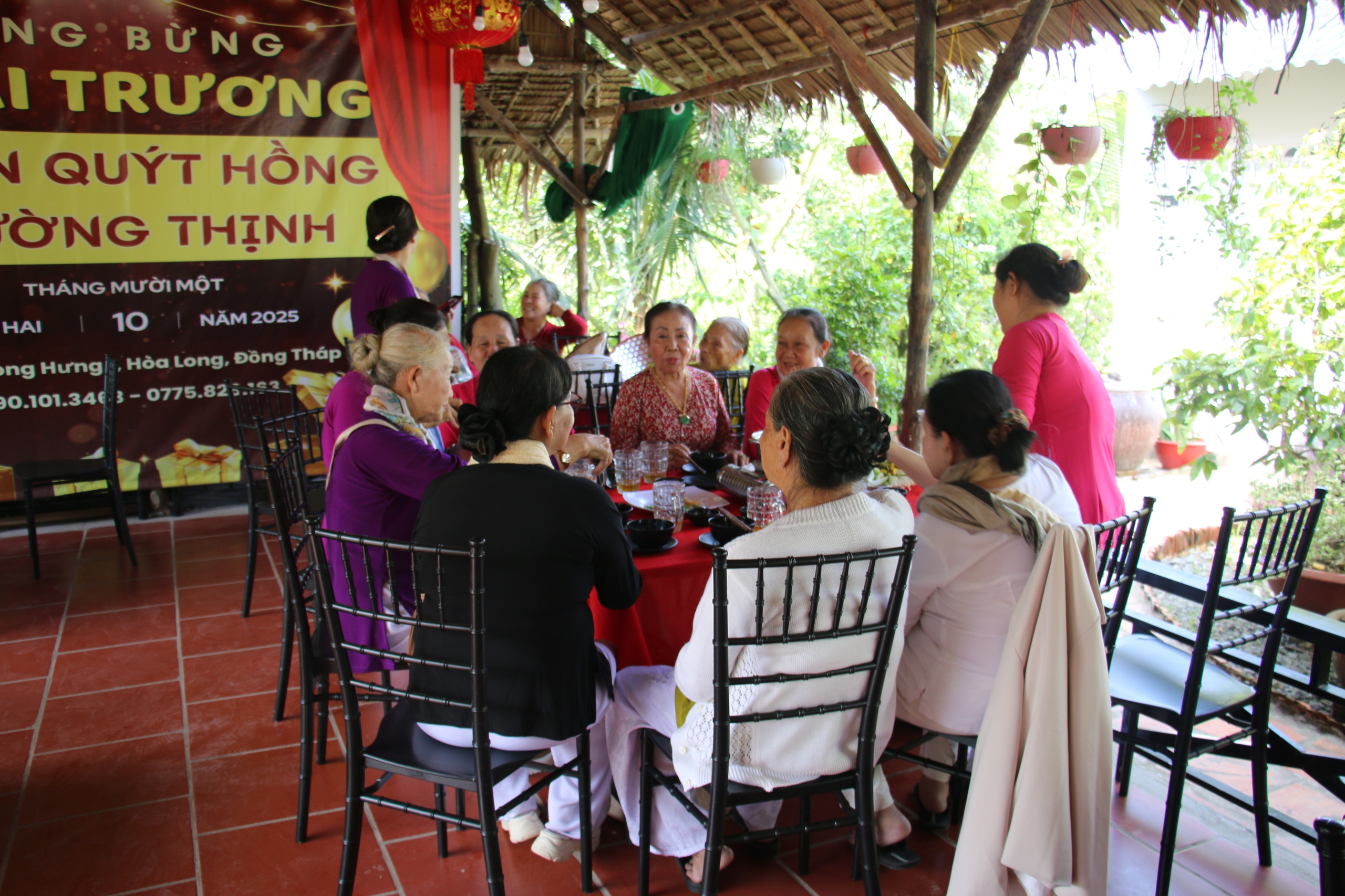 VIDEO: Du kh&aacute;ch &ldquo;ngất ng&acirc;y&rdquo; với những vườn qu&yacute;t v&agrave;ng rực ở Đồng Th&aacute;p - Ảnh 15.