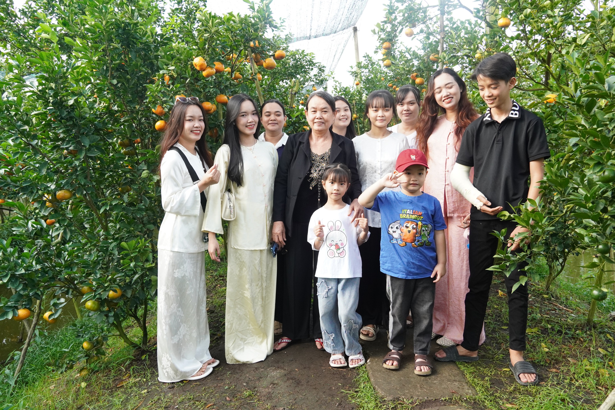 VIDEO: Du kh&aacute;ch &ldquo;ngất ng&acirc;y&rdquo; với những vườn qu&yacute;t v&agrave;ng rực ở Đồng Th&aacute;p - Ảnh 27.