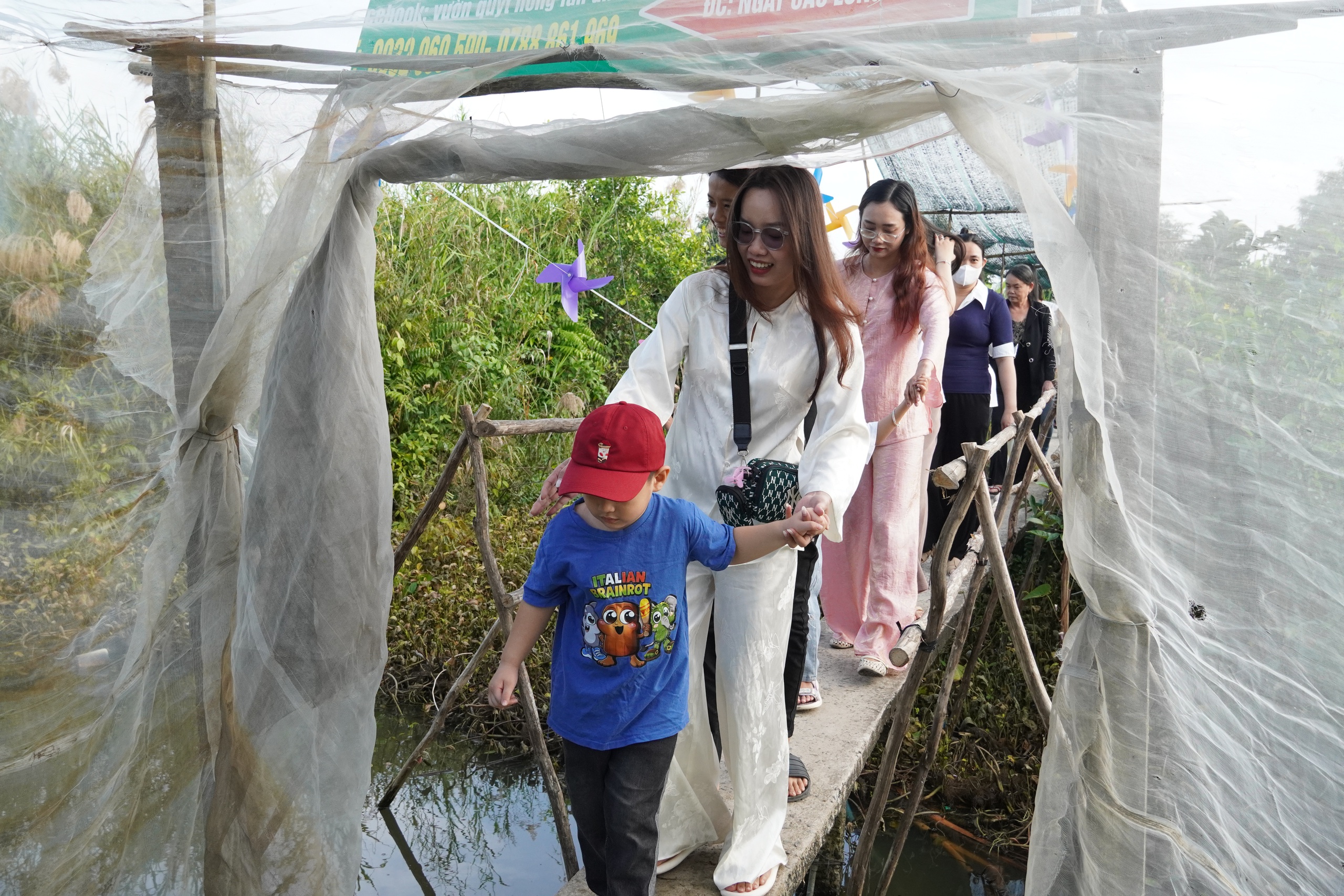 VIDEO: Du kh&aacute;ch &ldquo;ngất ng&acirc;y&rdquo; với những vườn qu&yacute;t v&agrave;ng rực ở Đồng Th&aacute;p - Ảnh 28.