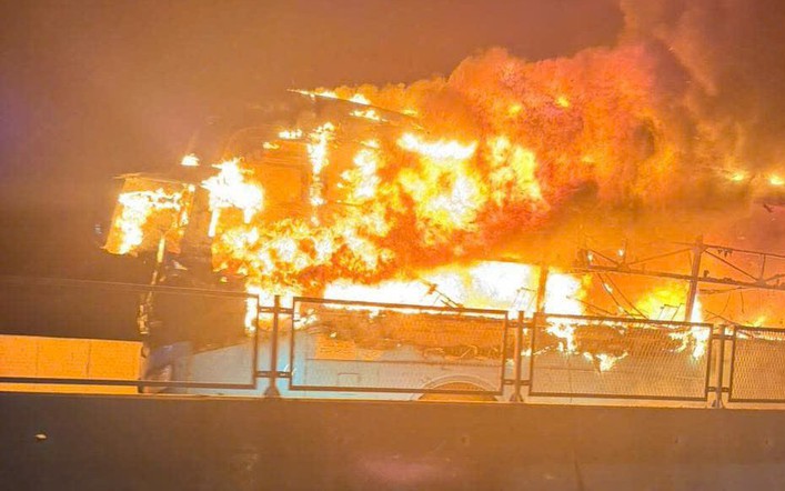 Xe tải t&ocirc;ng taxi tại Đắk Lắk khiến một h&agrave;nh kh&aacute;ch tử vong - Ảnh 2.