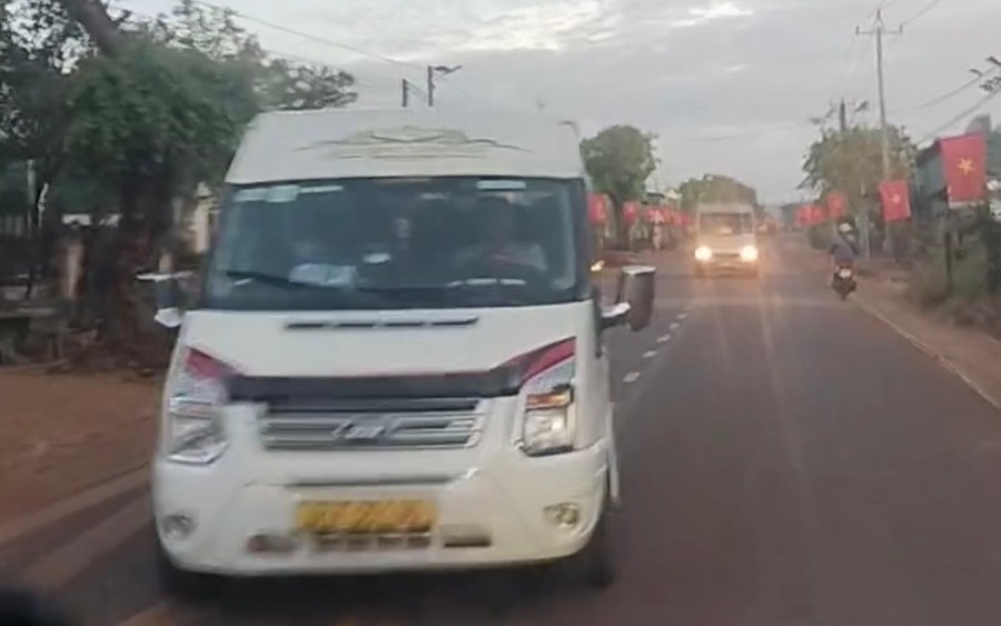 Gia Lai: Phạt nặng 3 tài xế vụ tạt đầu xe do tranh giành khách trên Quốc lộ 14C - Ảnh 2.