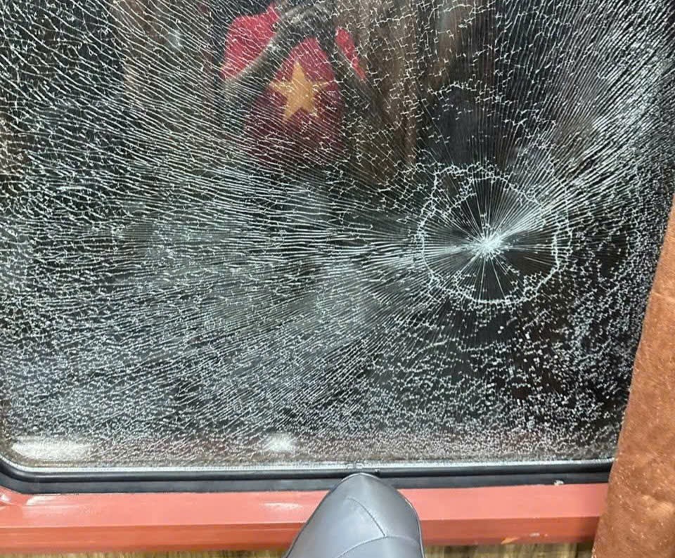 Tàu hỏa SE5 bị hai thiếu niên ném vỡ kính đoạn qua TPHCM - Ảnh 1.