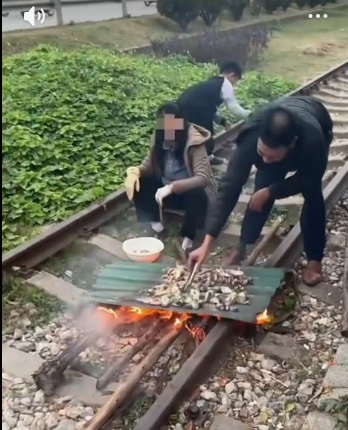 Lập biên bản gia đình nướng đồ ăn trên đường ray tàu hỏa ở Quảng Ninh - Ảnh 1. Lập biên bản gia đình nướng đồ ăn trên đường ray tàu hỏa ở Quảng Ninh - Ảnh 1.