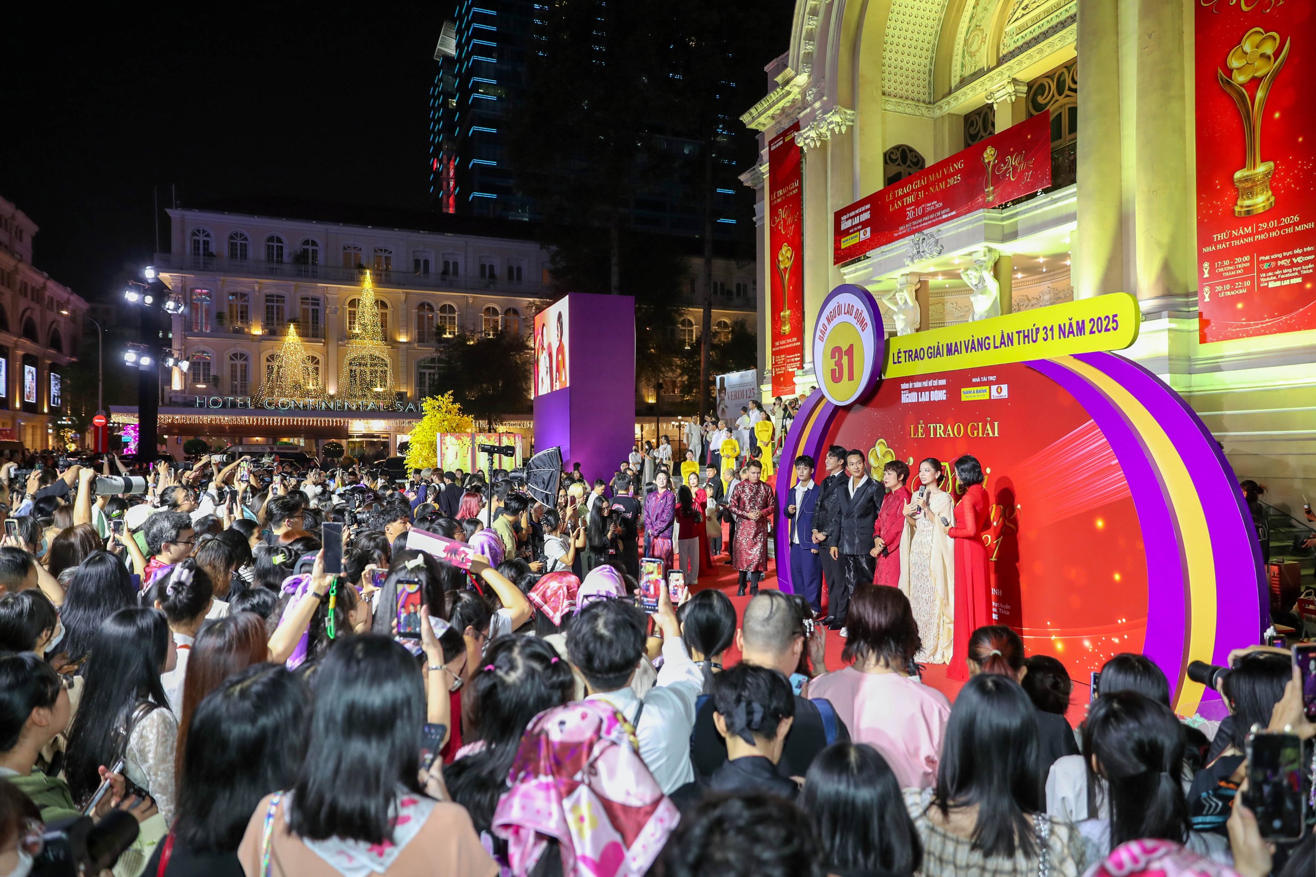 Khoảnh khắc chung vui trong v&ograve;ng tay người h&acirc;m mộ tại Lễ trao giải Mai V&agrave;ng lần thứ 31 - Ảnh 2.