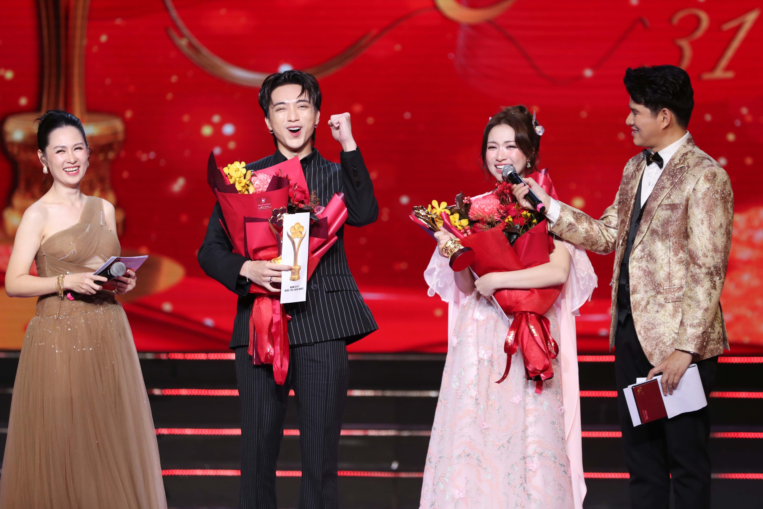 Khoảnh khắc chung vui trong v&ograve;ng tay người h&acirc;m mộ tại Lễ trao giải Mai V&agrave;ng lần thứ 31 - Ảnh 3.