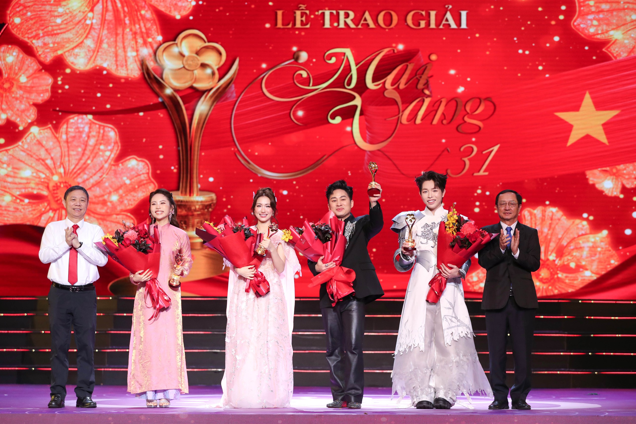 Khoảnh khắc chung vui trong v&ograve;ng tay người h&acirc;m mộ tại Lễ trao giải Mai V&agrave;ng lần thứ 31 - Ảnh 6.