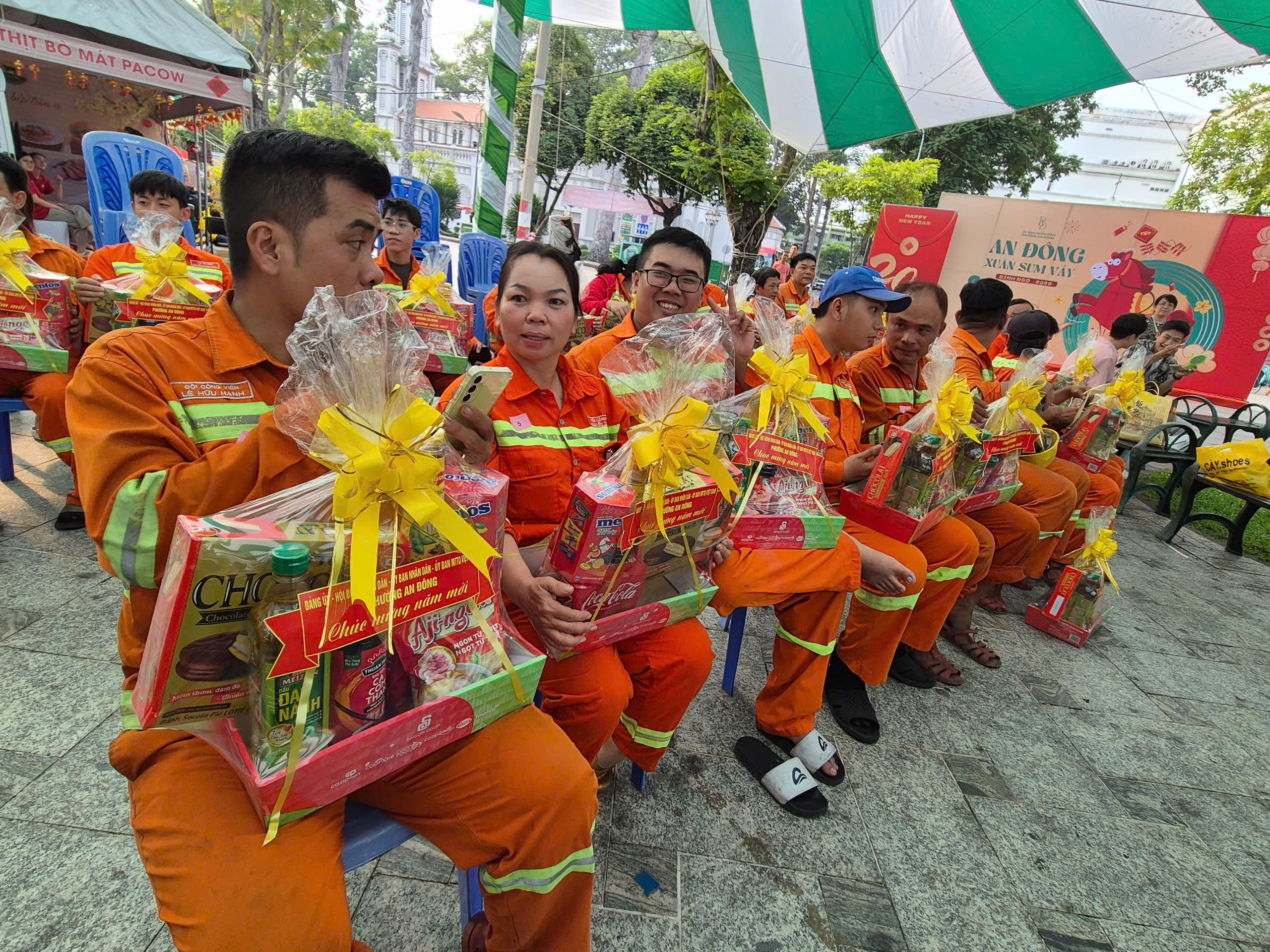 Lãnh đạo TPHCM tặng quà tết cho lao động khó khăn ở phường An Đông - Ảnh 2.