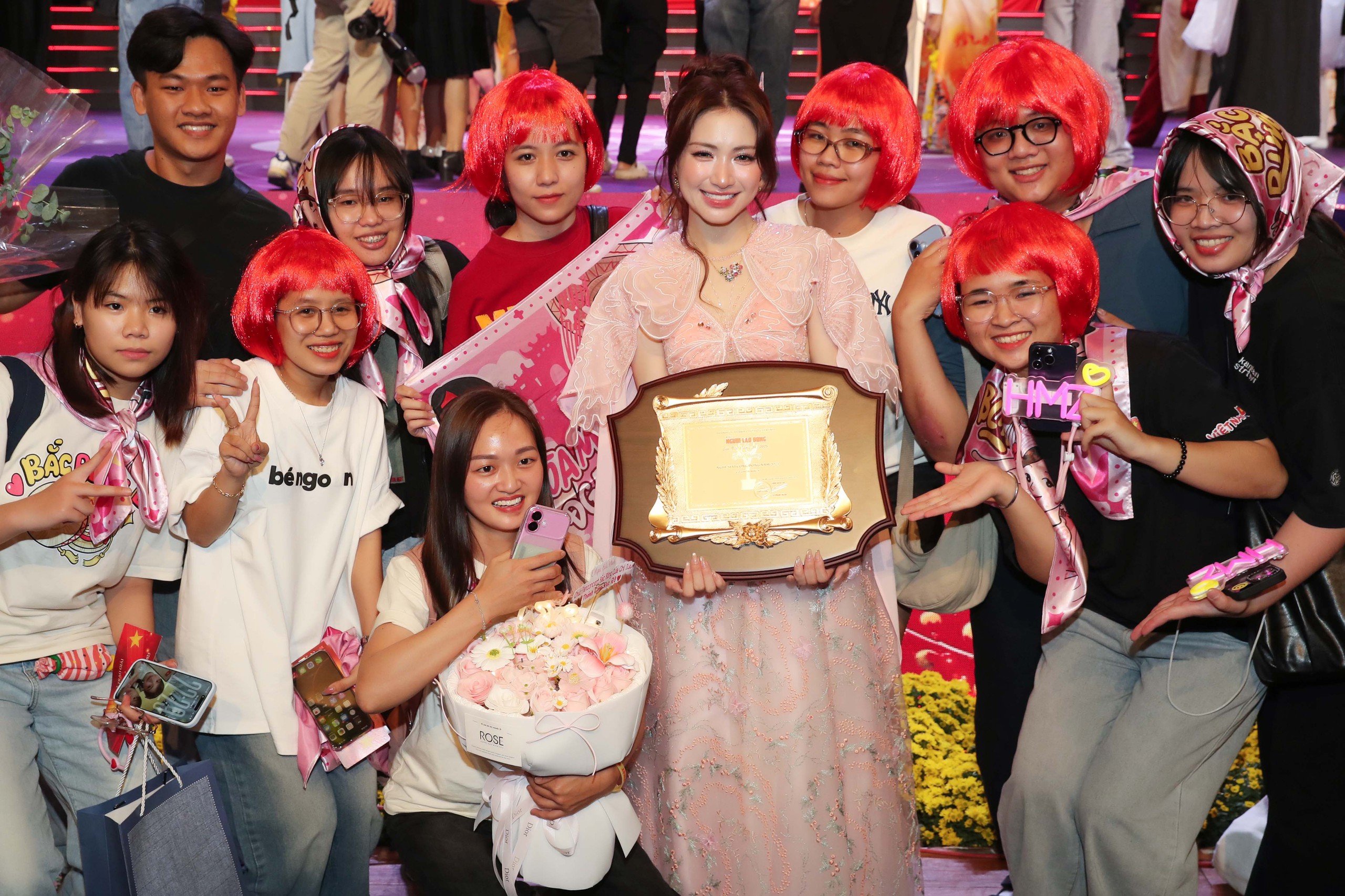 Khoảnh khắc chung vui trong v&ograve;ng tay người h&acirc;m mộ tại Lễ trao giải Mai V&agrave;ng lần thứ 31 - Ảnh 8.