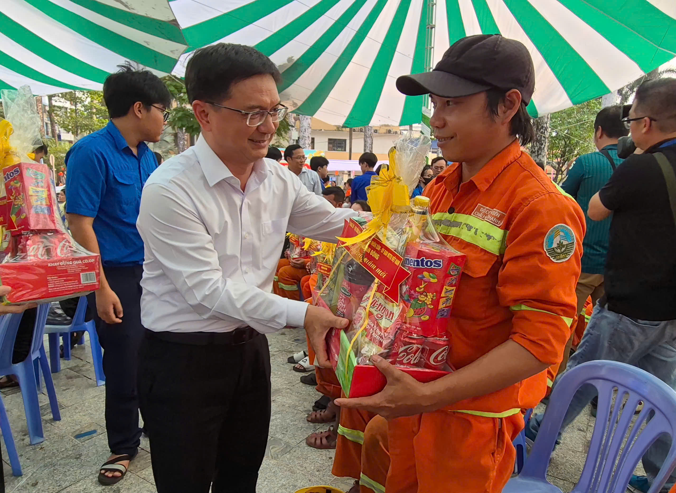 Lãnh đạo TPHCM tặng quà tết cho lao động khó khăn ở phường An Đông - Ảnh 1.